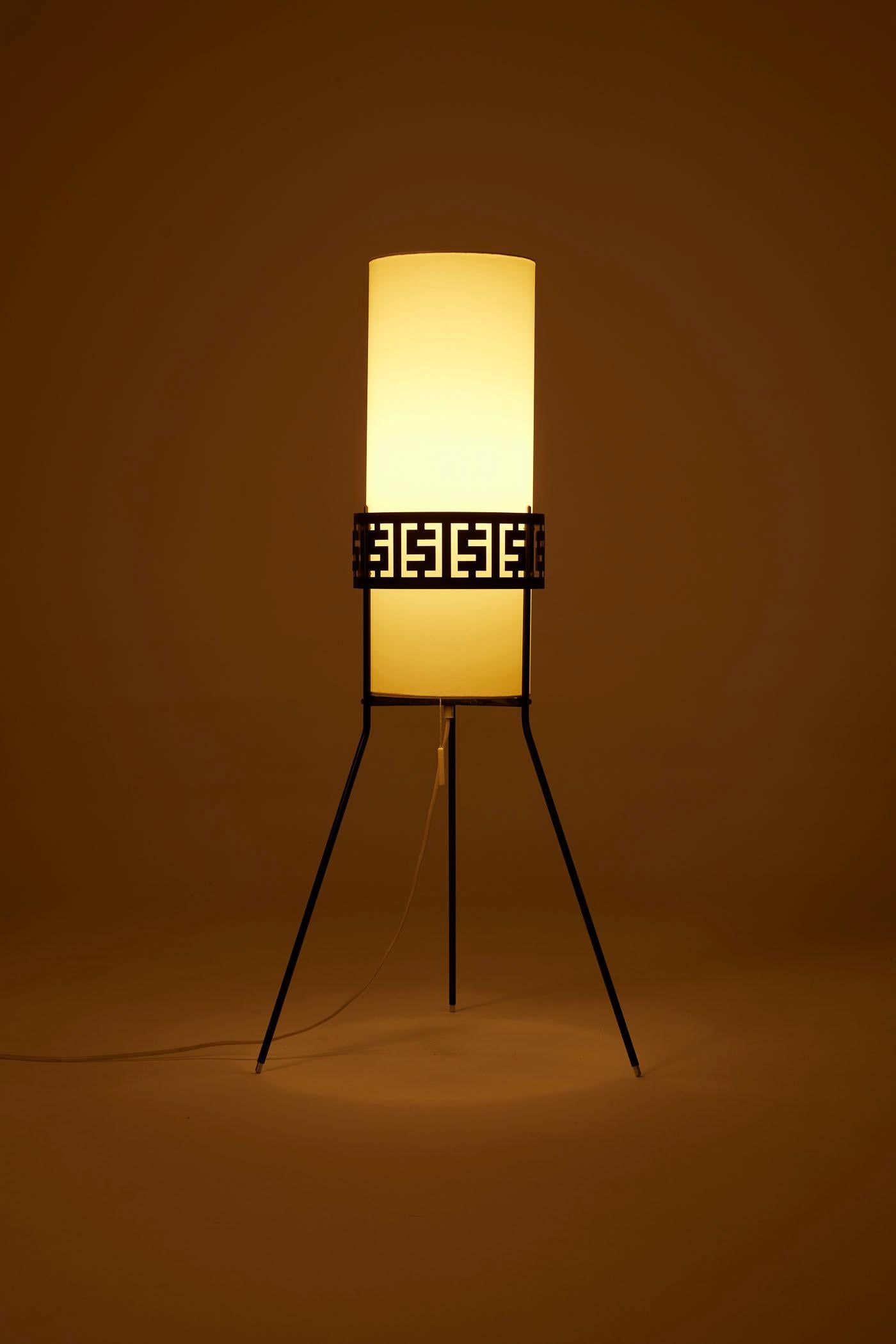 Tripod floor lamp In Good Condition For Sale In PARIS, FR
