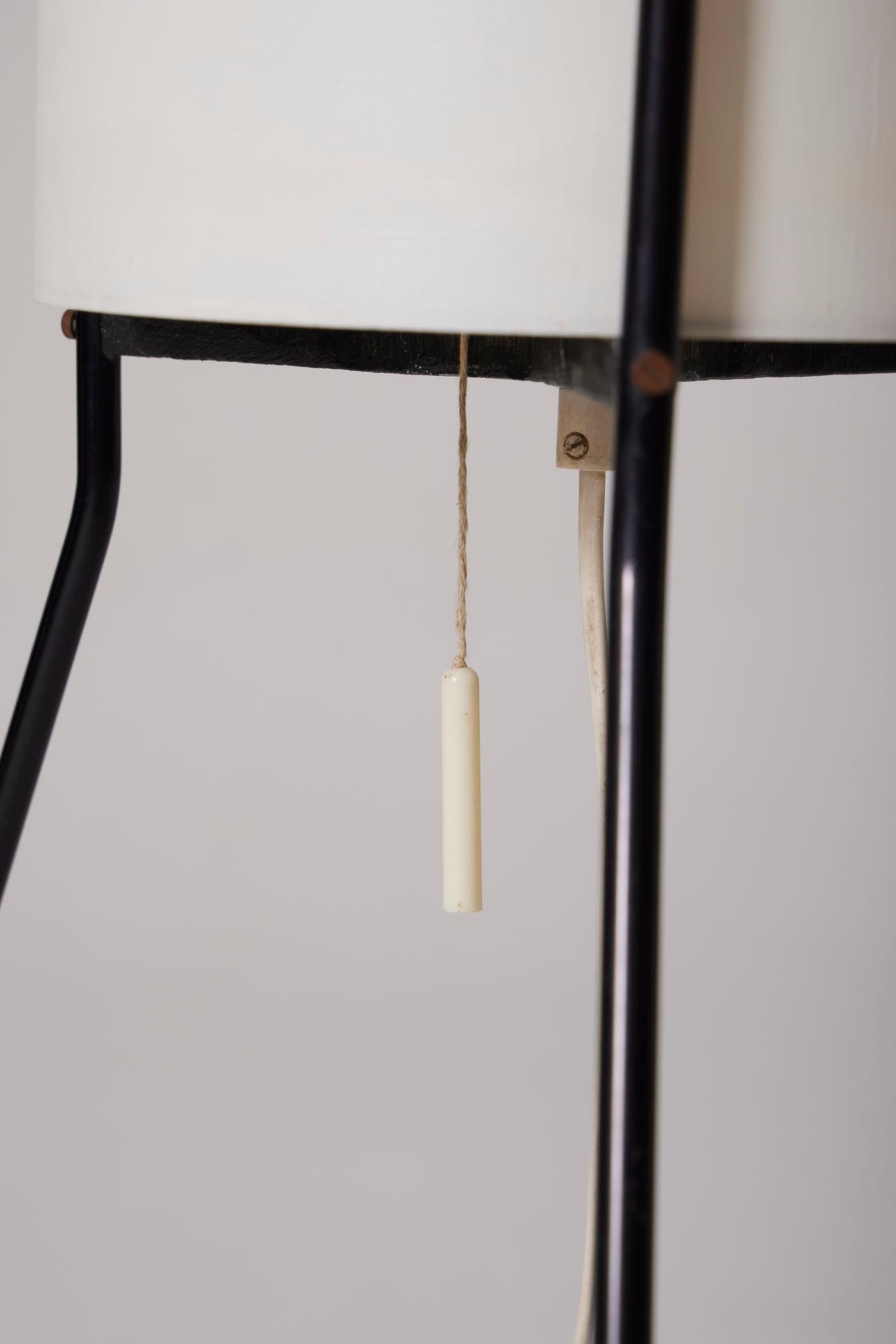 Tripod floor lamp For Sale 1