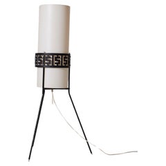 Tripod floor lamp