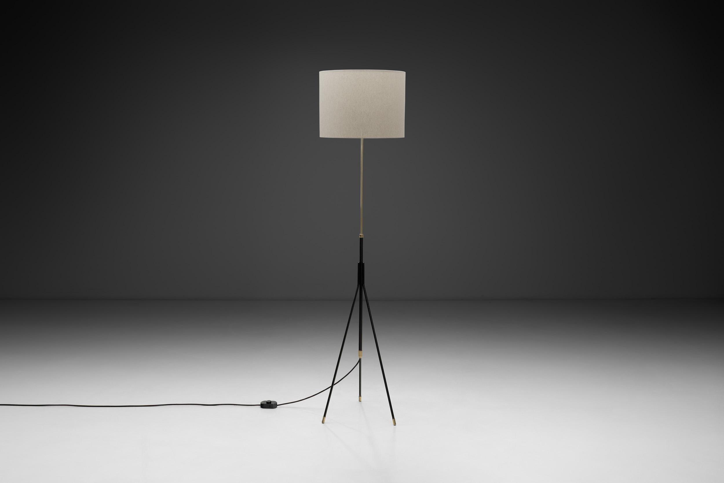 Scandinavian Modern Tripod Floor Lamp in Brass and Black Lacquered Metal, Denmark Mid-20th Century For Sale