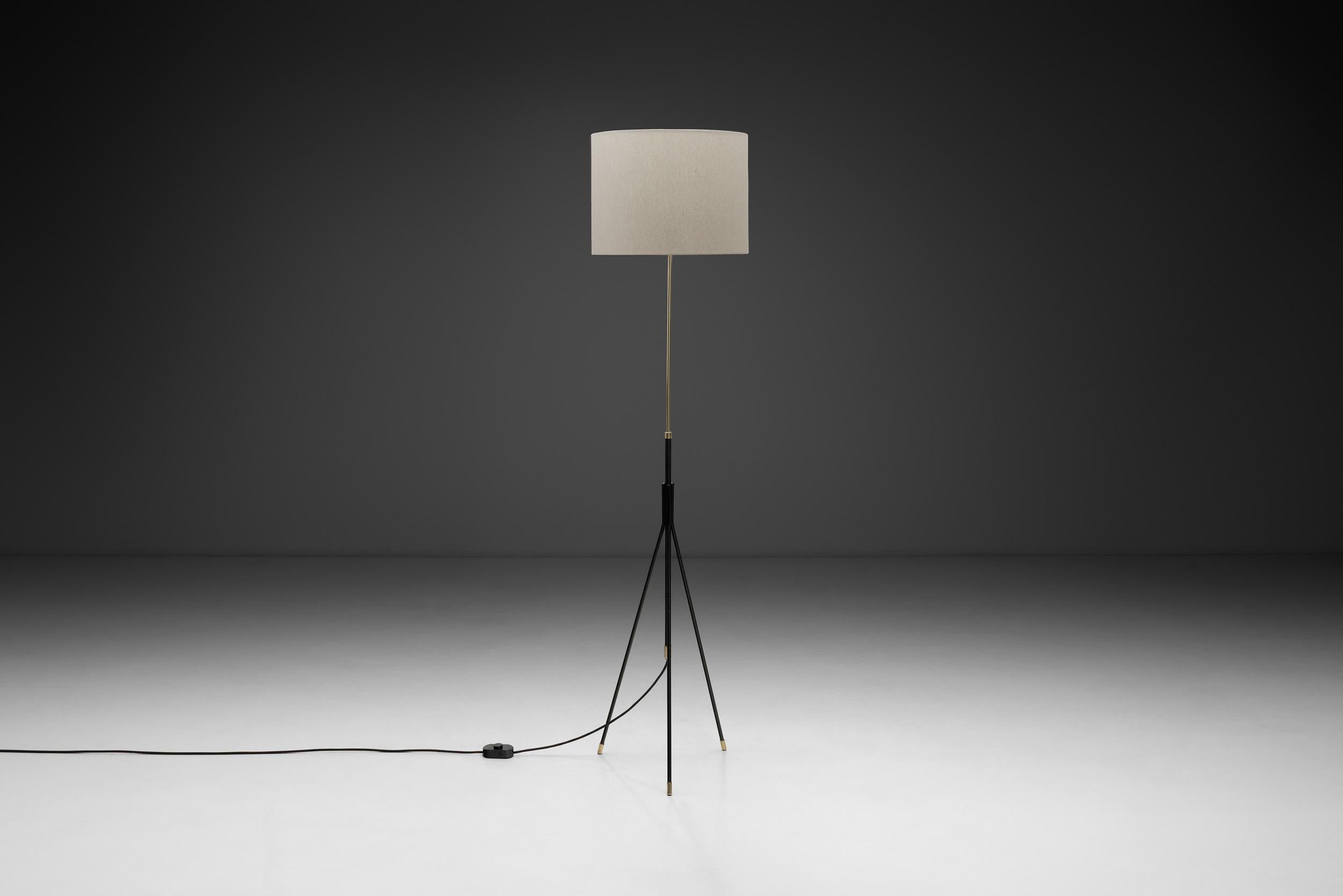 Tripod Floor Lamp in Brass and Black Lacquered Metal, Denmark Mid-20th Century In Good Condition For Sale In Utrecht, NL