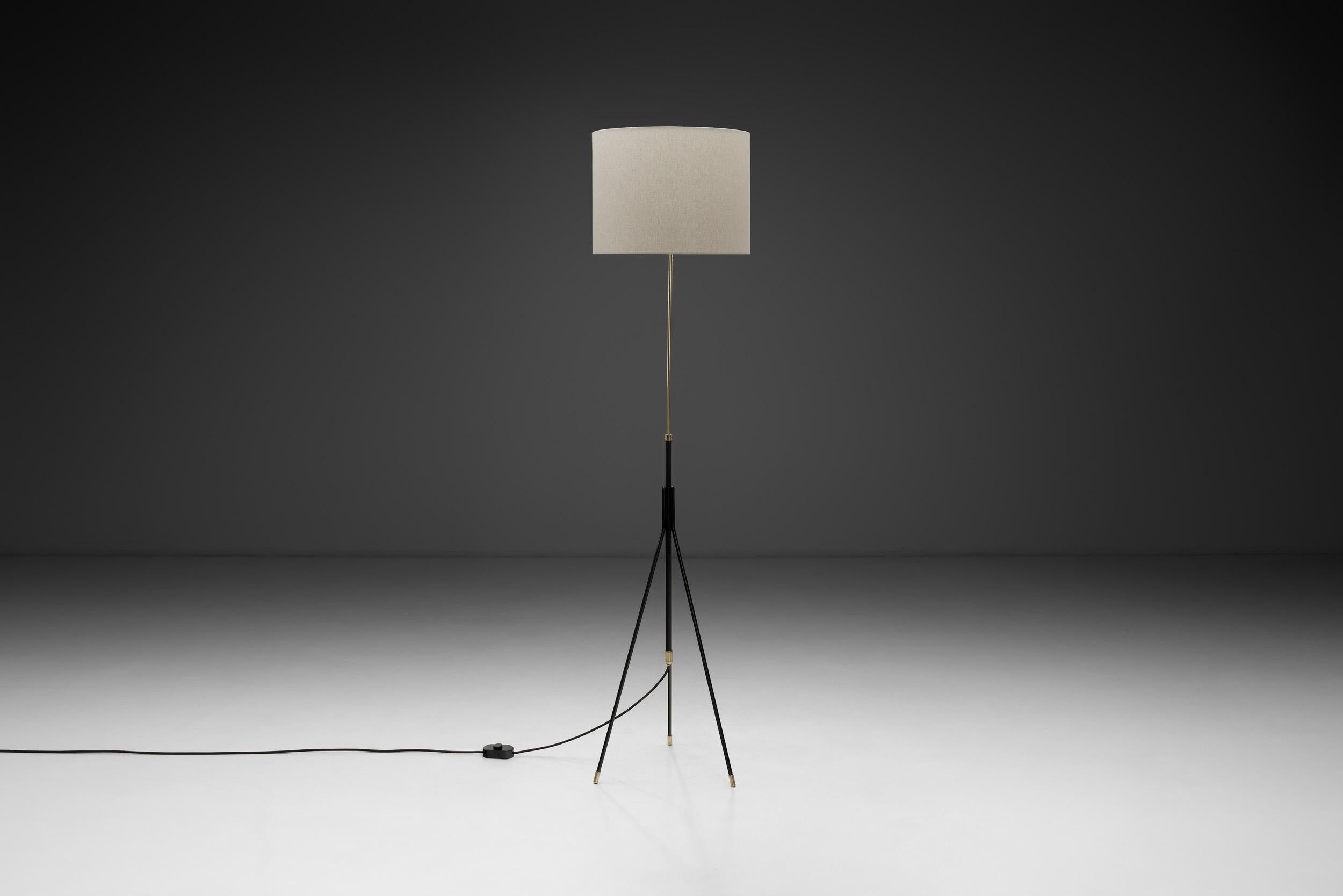 Tripod Floor Lamp in Brass and Black Lacquered Metal, Denmark Mid-20th Century For Sale 2