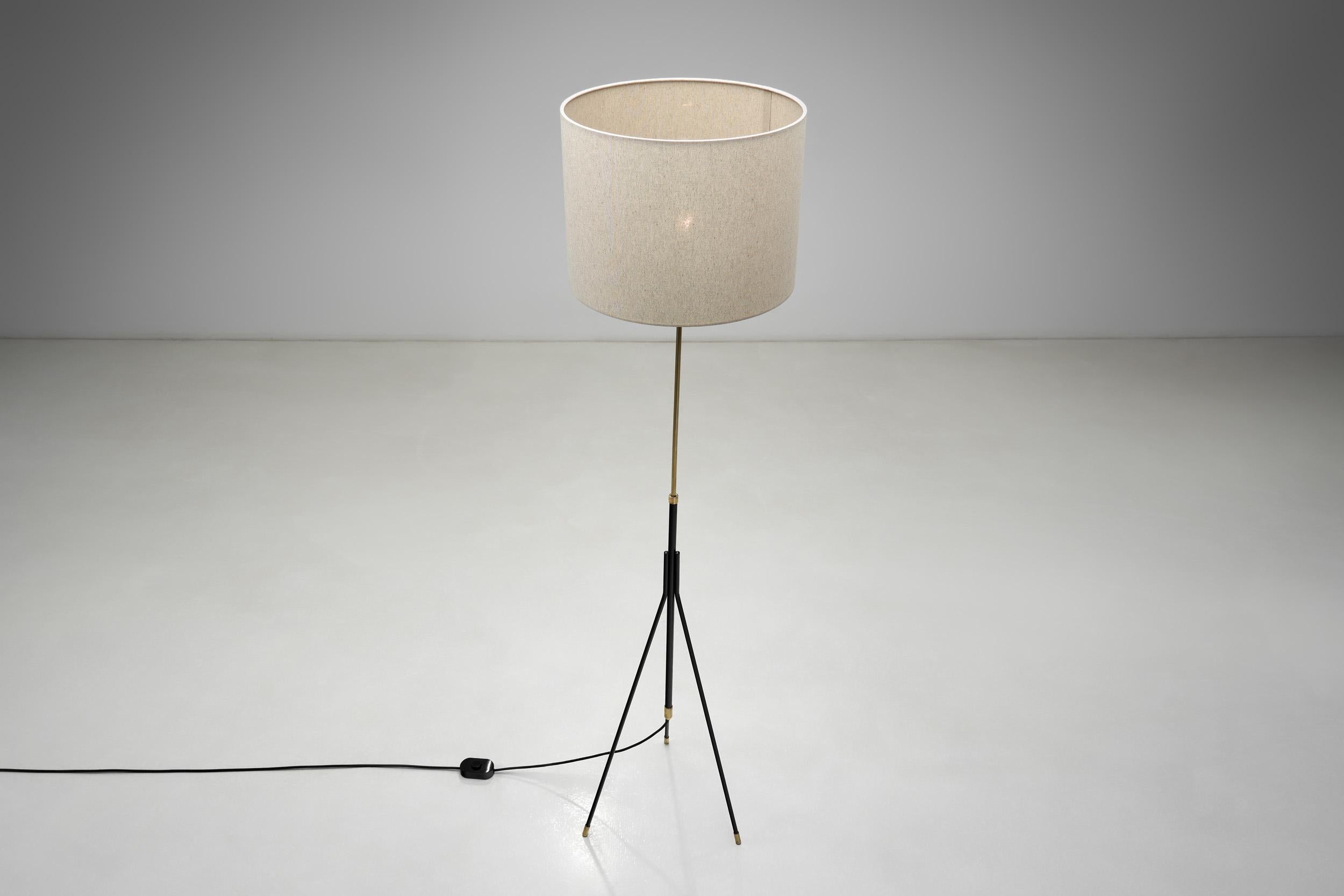 Tripod Floor Lamp in Brass and Black Lacquered Metal, Denmark Mid-20th Century For Sale 4