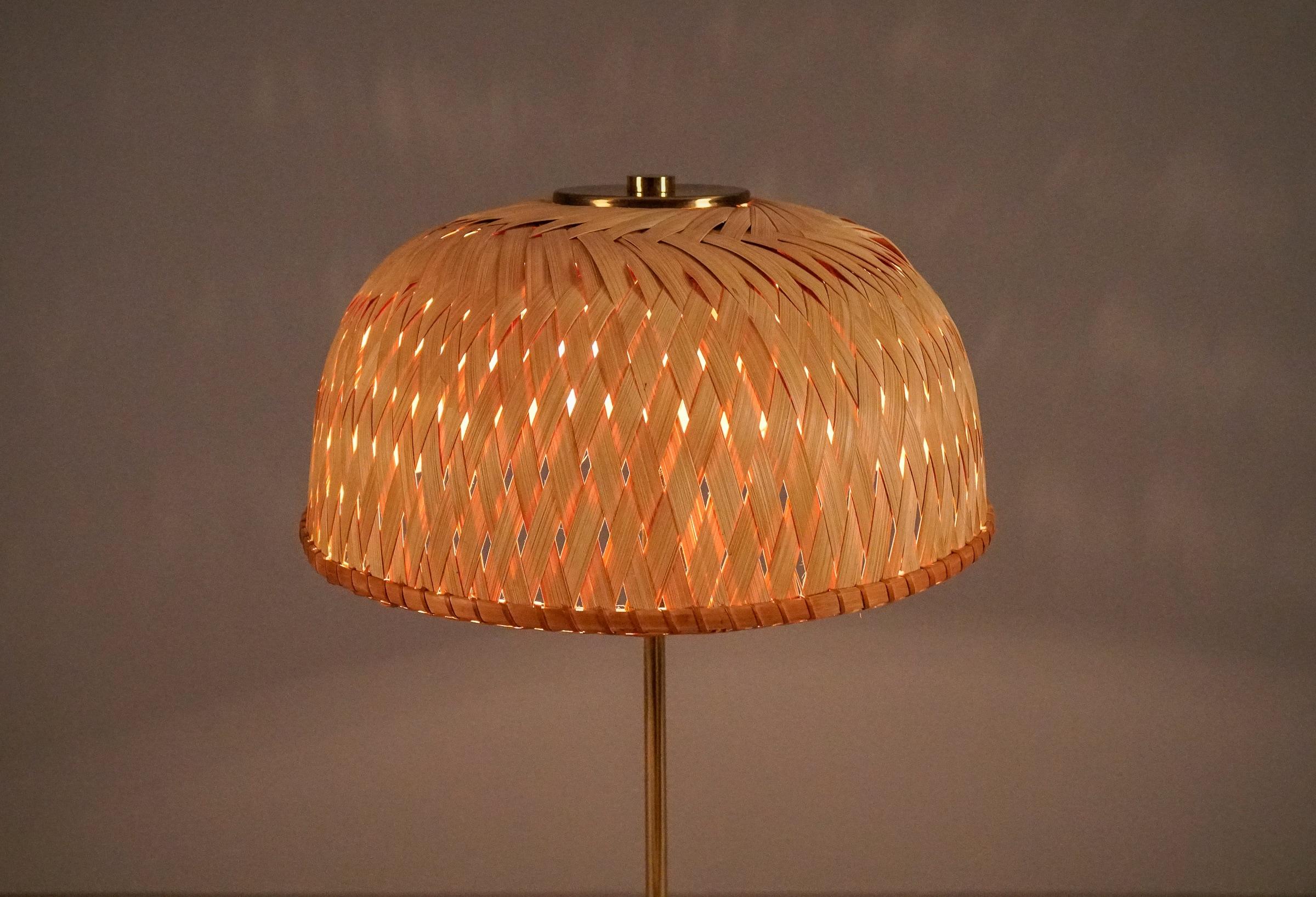 Tripod Floor Lamp in Brass and Wicker Shade, 1950s Italy For Sale 4