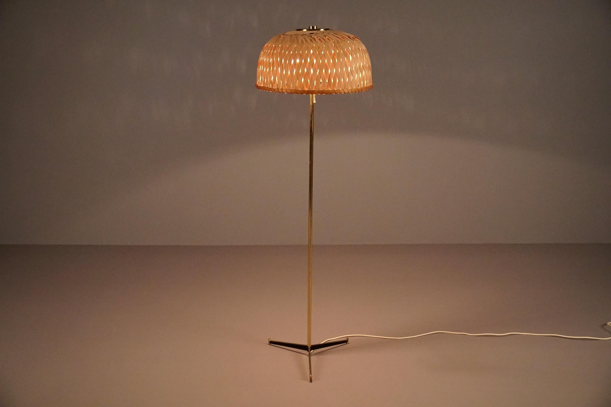 Mid-Century Modern Tripod Floor Lamp in Brass and Wicker Shade, 1950s Italy For Sale