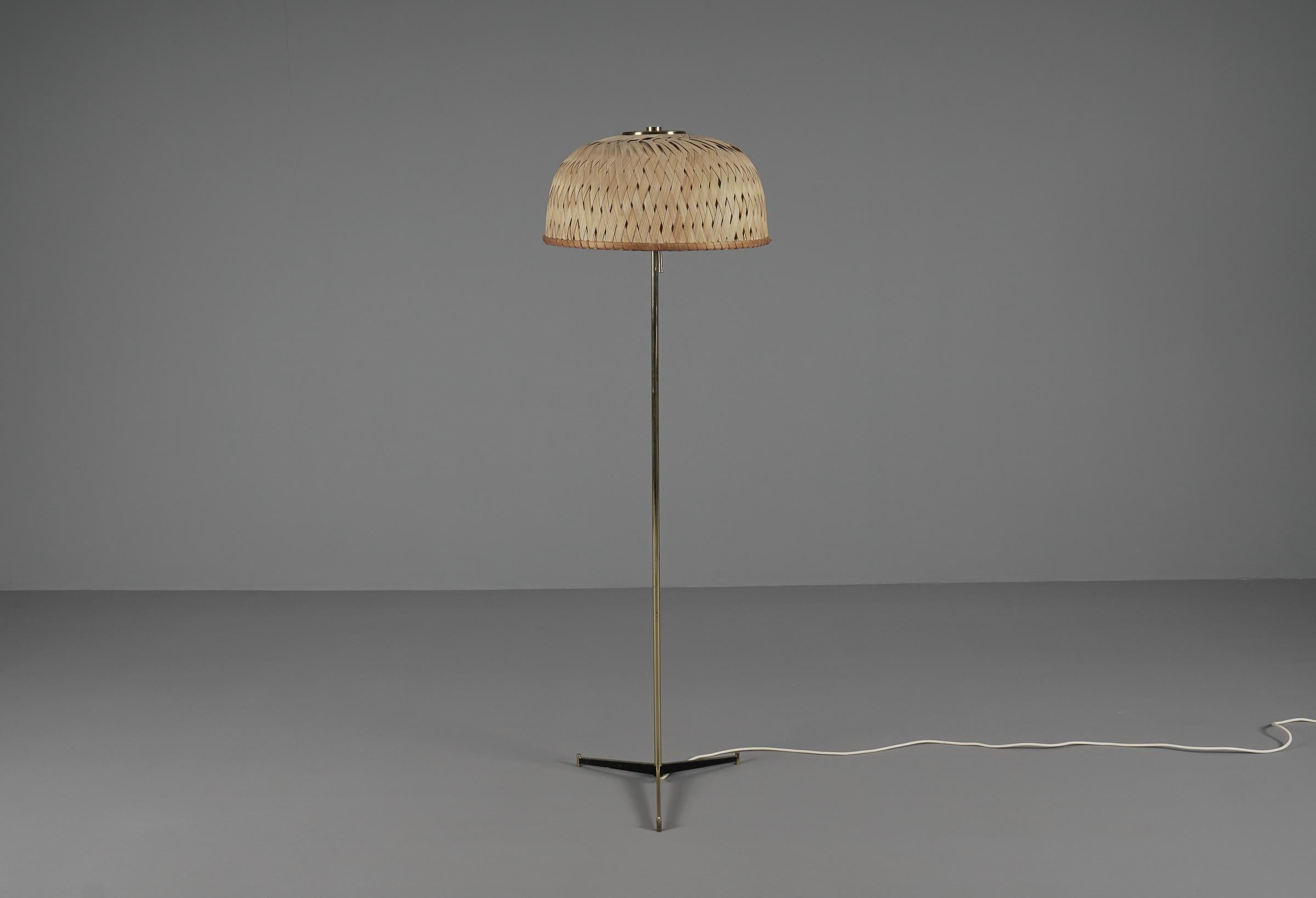 Tripod Floor Lamp in Brass and Wicker Shade, 1950s Italy In Good Condition For Sale In Nürnberg, Bayern