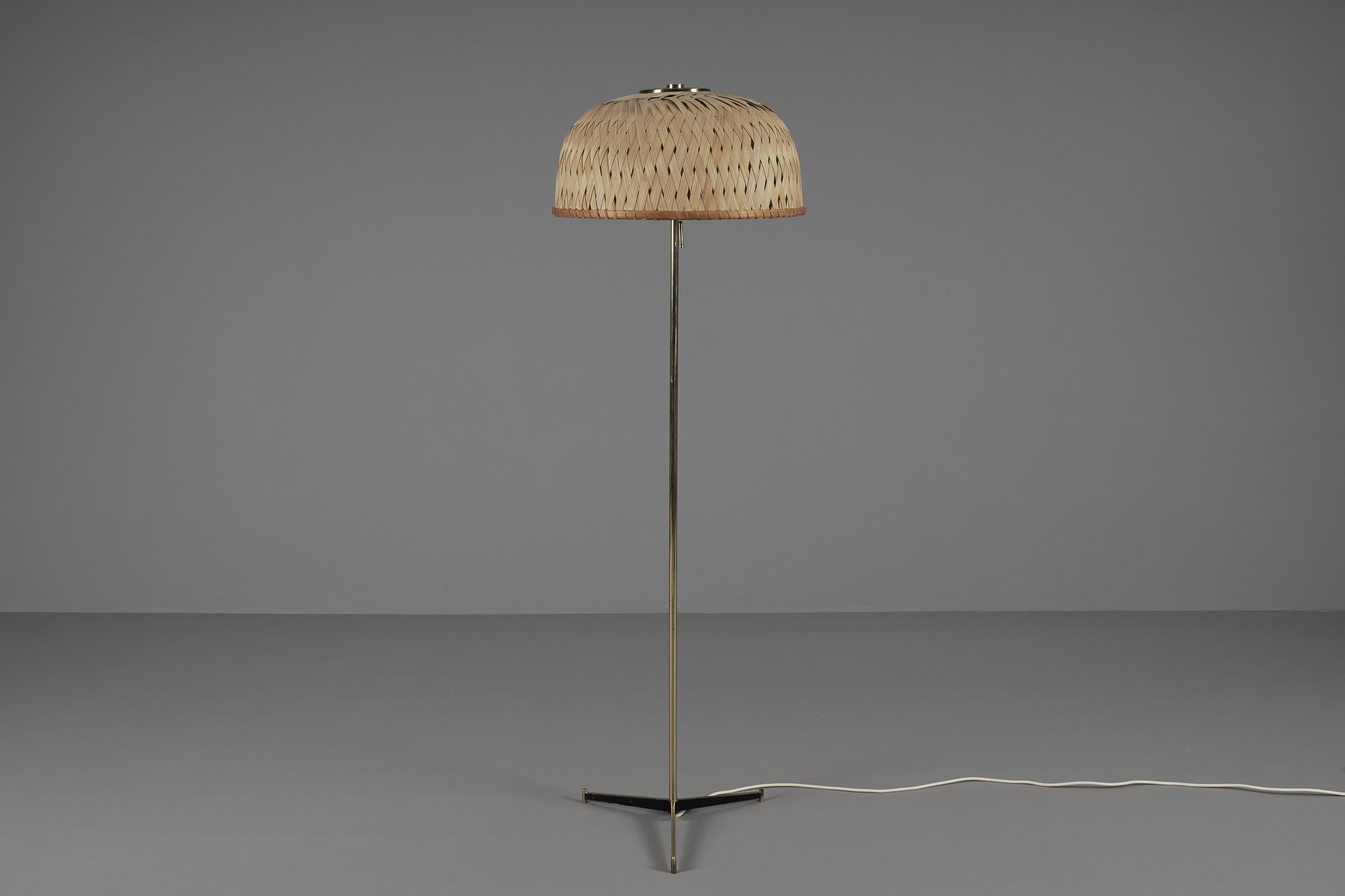 Mid-20th Century Tripod Floor Lamp in Brass and Wicker Shade, 1950s Italy For Sale