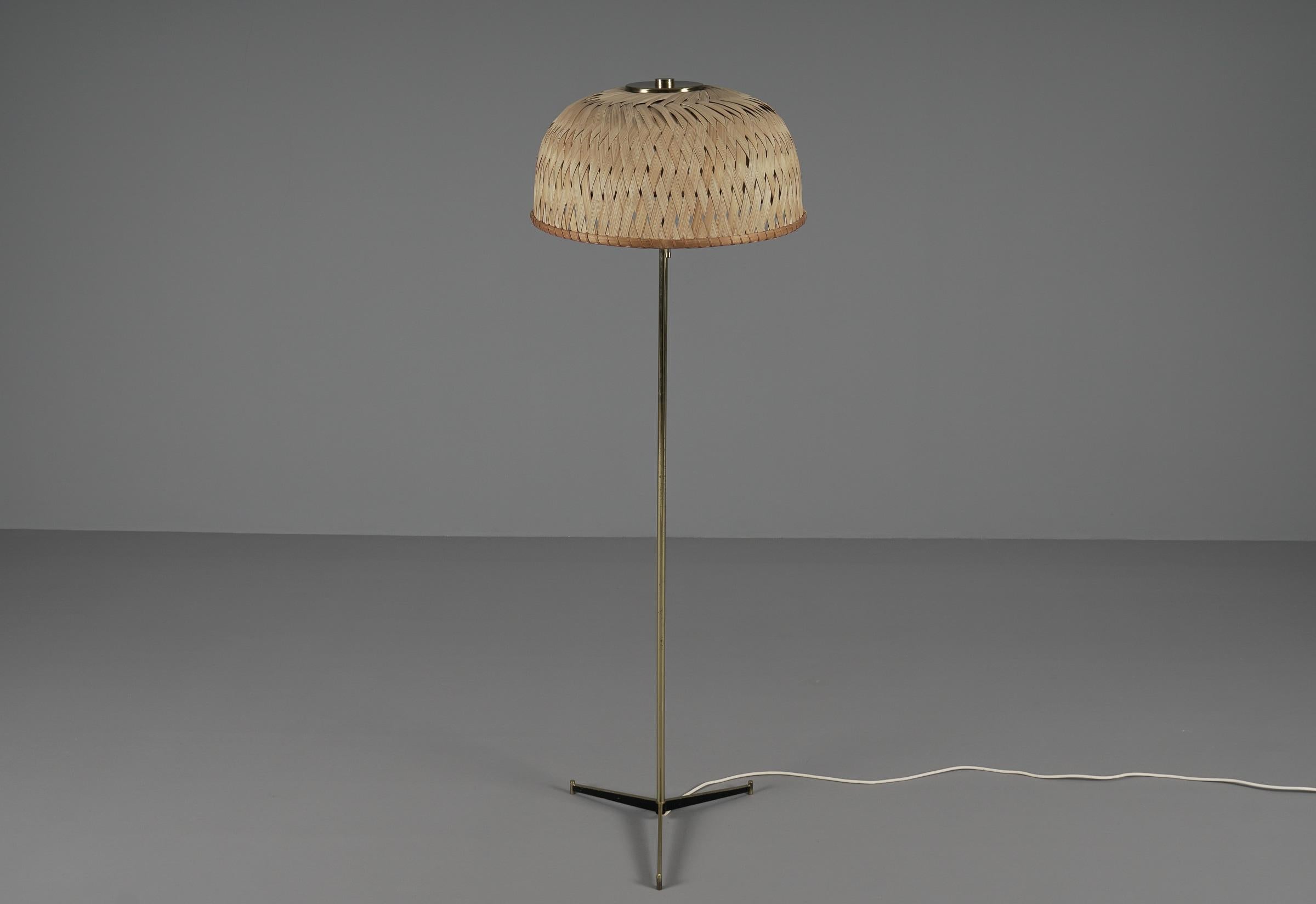 Metal Tripod Floor Lamp in Brass and Wicker Shade, 1950s Italy For Sale