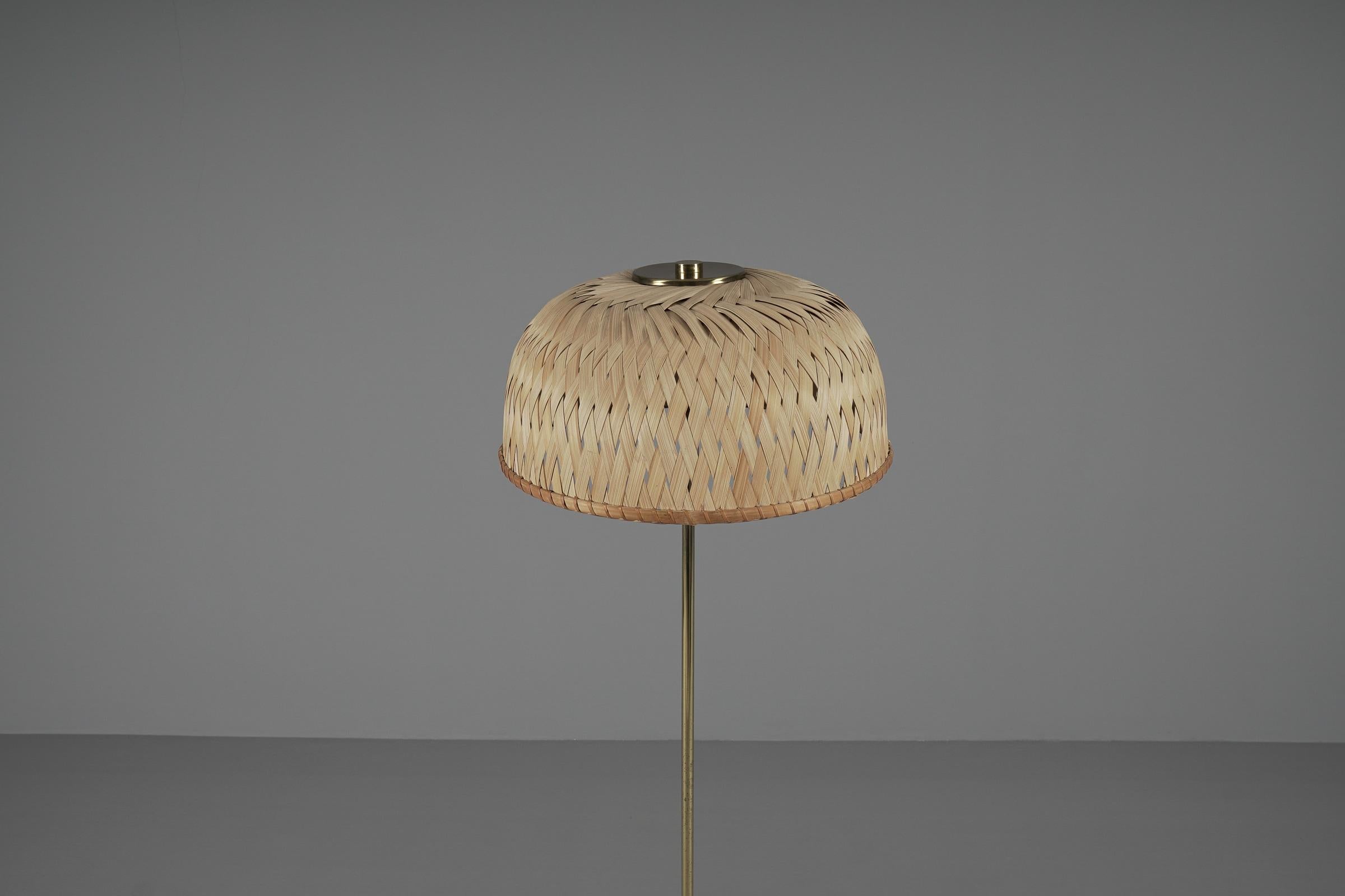 Tripod Floor Lamp in Brass and Wicker Shade, 1950s Italy For Sale 1