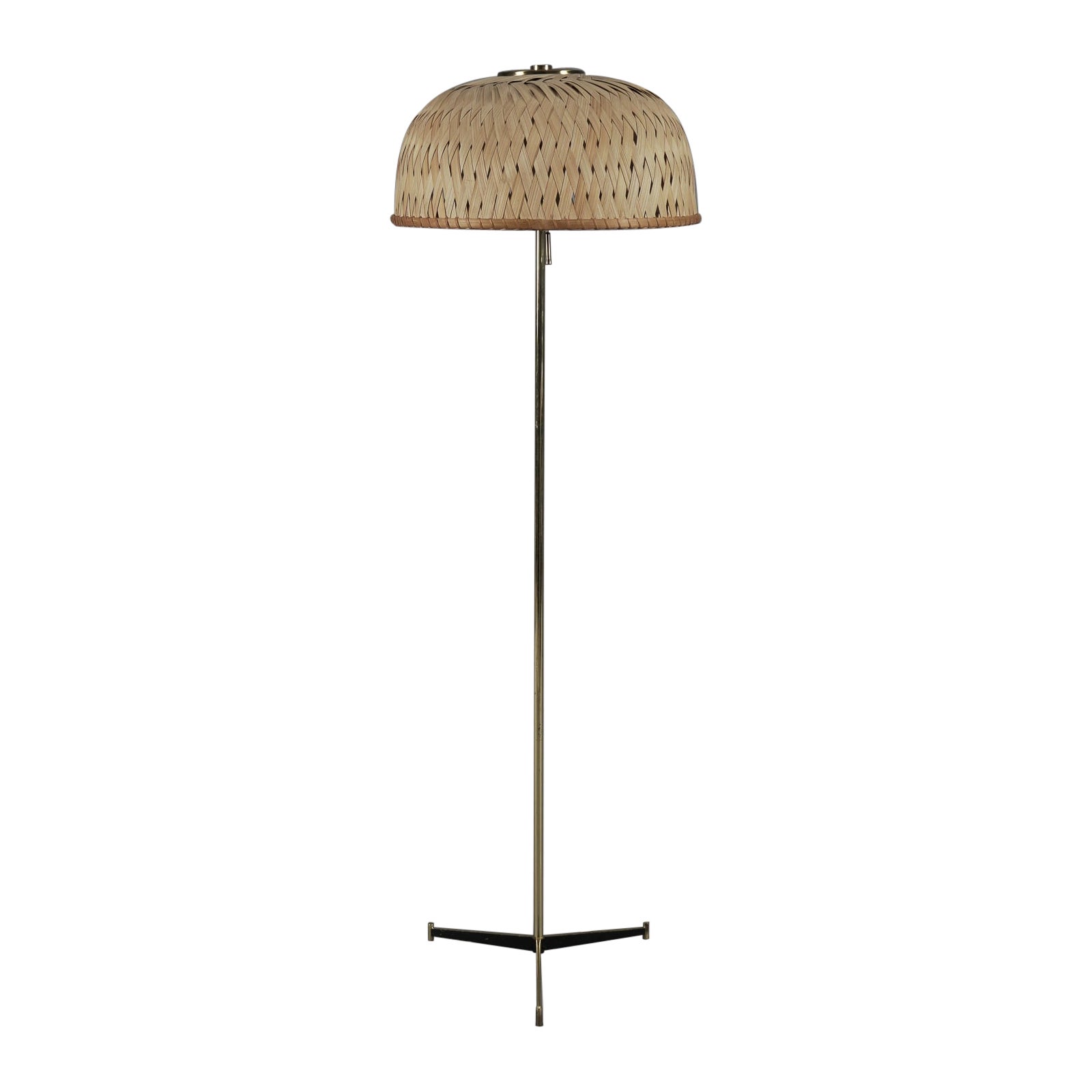 Lampadaire tripode en laiton et abat-jour en osier, Italie, années 1950