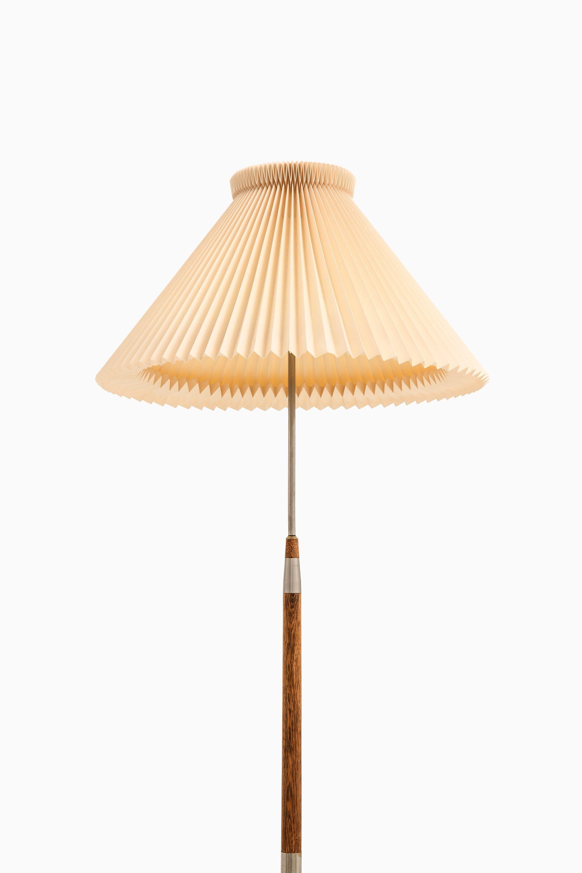 Lampadaire tripode en bois de rose et acier attribué à Jo Hammerborg, années 1960

Informations supplémentaires :
Matériau : Bois de rose, acier
Style : Milieu du siècle, Scandinave
Produit au Danemark 
Dimensions (L x P x H) : 43 x 43 x 146