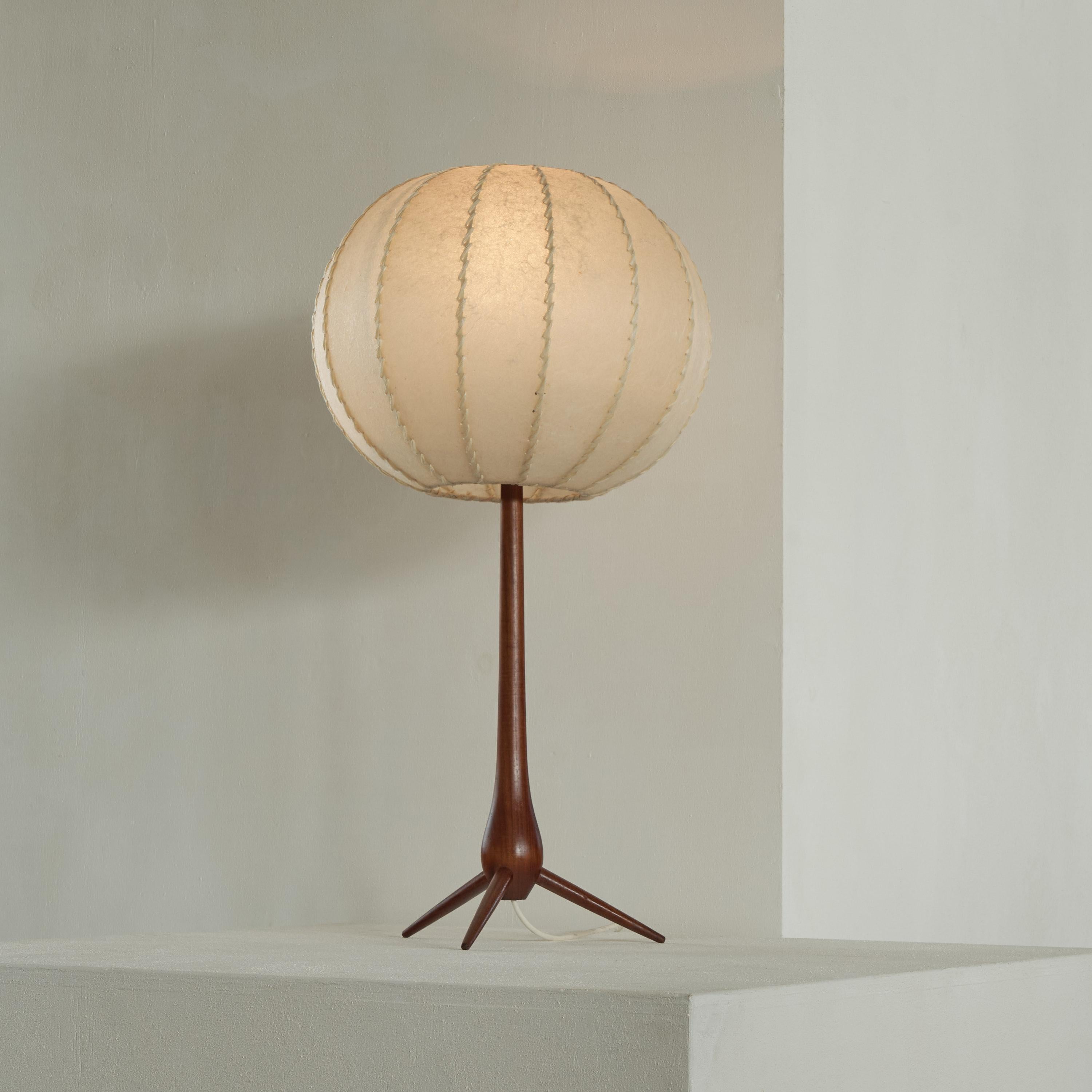 Tripod floor lamp in teak and parchment. Denmark, 1960s.

Characteristic floor or table lamp from Denmark, made in solid teak and parchment. The tripod base has tapered legs that are connected to a teardrop-shaped solid teak vertical element. It