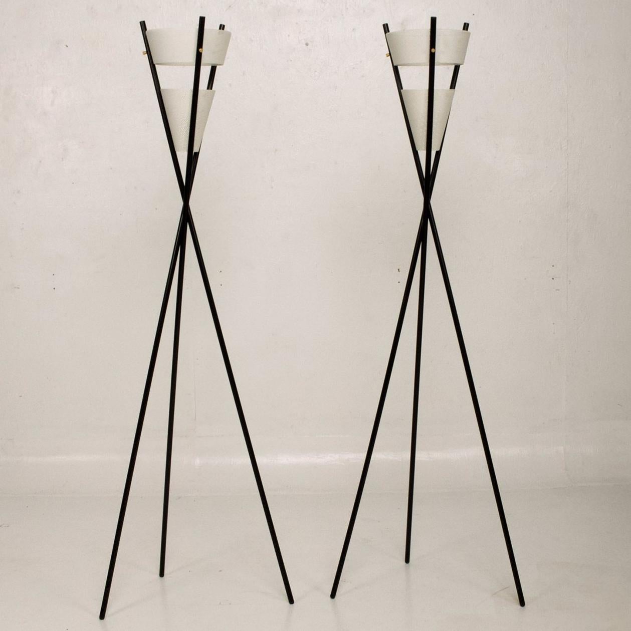 Tripod Floor Lamp Mid-Century Period After Paul McCobb In Excellent Condition In Chula Vista, CA