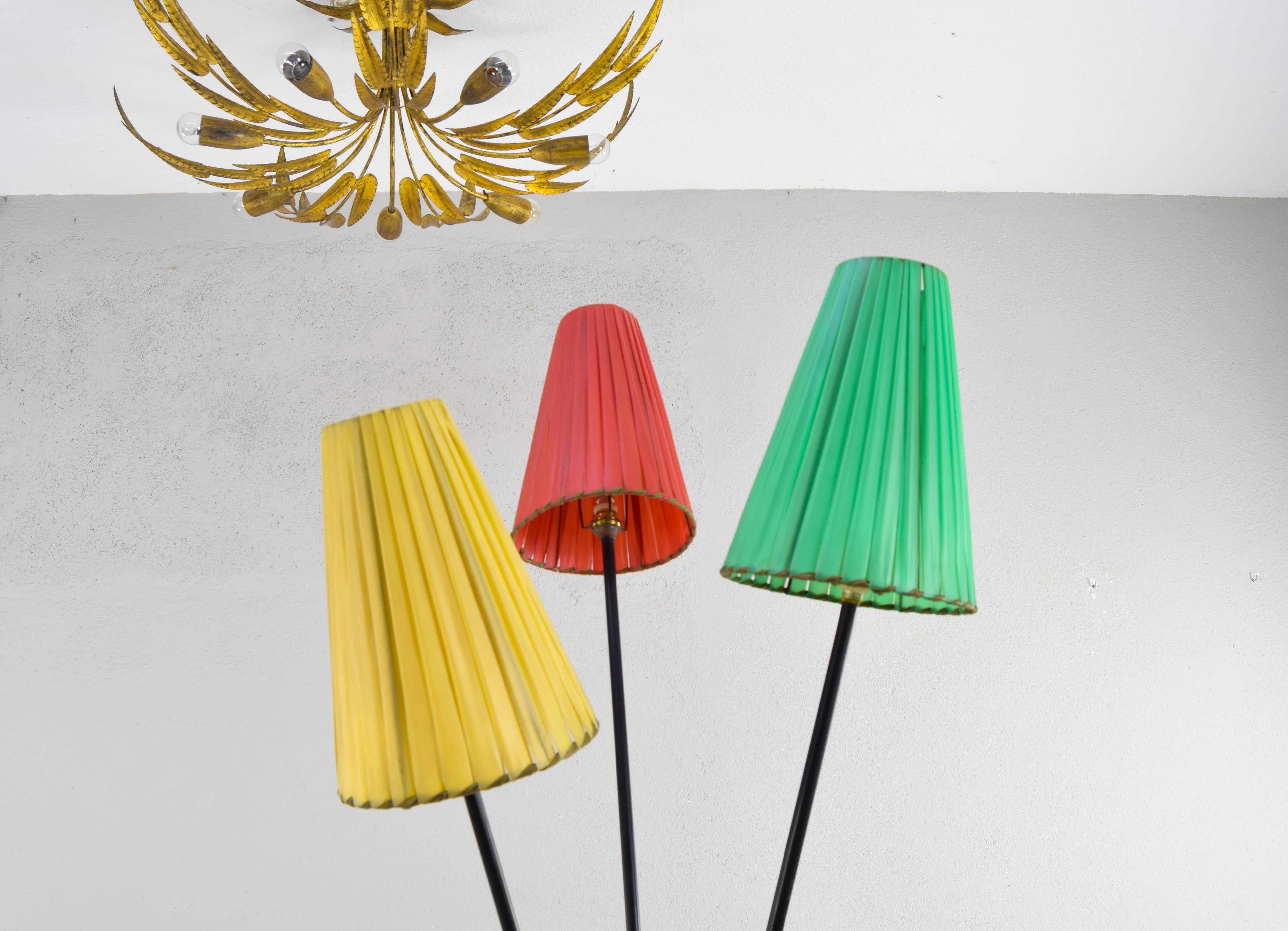 Tripod Stehleuchte mit farbigen Schirmen zugeschrieben Mathieu Matégot Frankreich 50er Jahre (Moderne der Mitte des Jahrhunderts) im Angebot