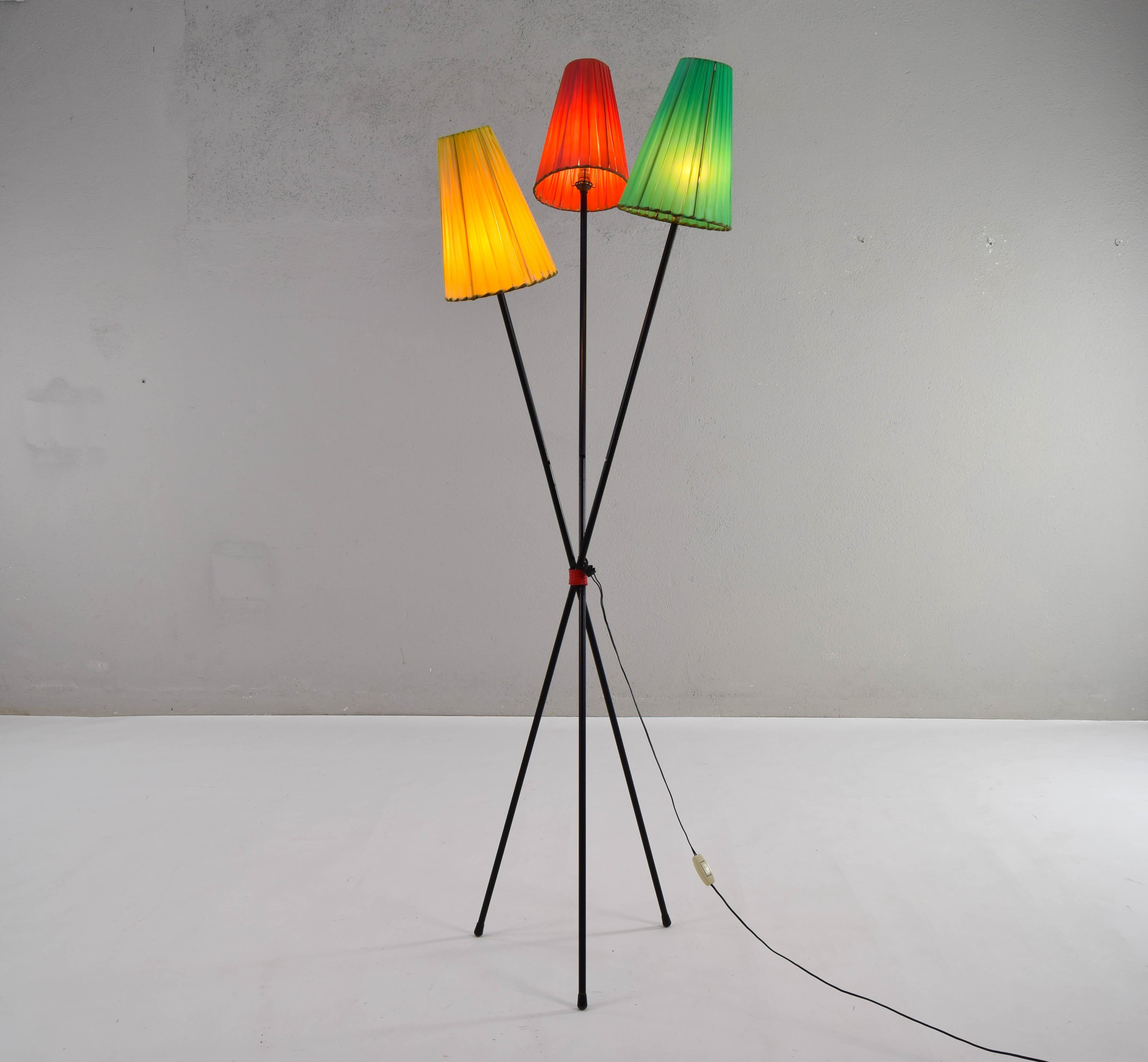 Laqué Lampadaire tripode avec abat-jour coloré attribué à Mathieu Matégot France 50s en vente