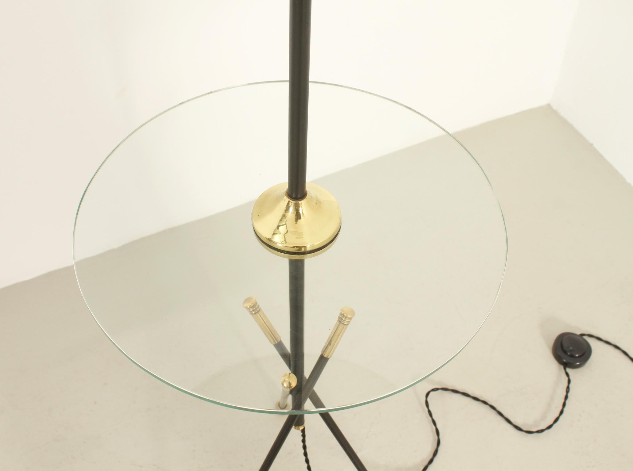 Lámpara de pie trípode con mesa de cristal, España, años 50 Español en venta