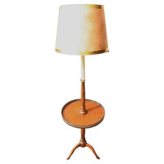 Lámpara de pie trípode con mesa integrada con barra de latón