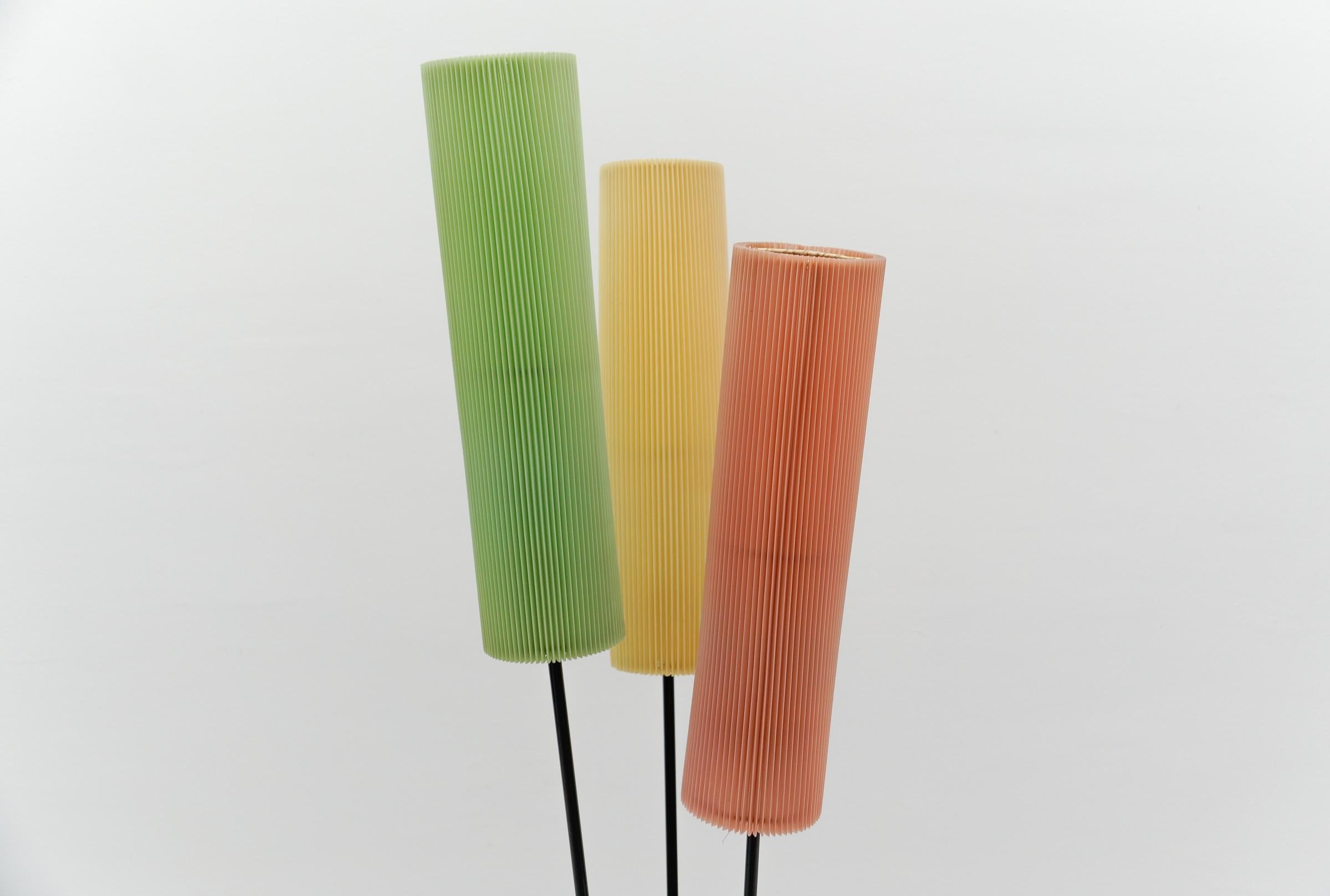 Dreibein-Stehleuchte mit plissiertem Blind-Lampenschirm Mid-Century Modern, 1960er Jahre im Angebot 3
