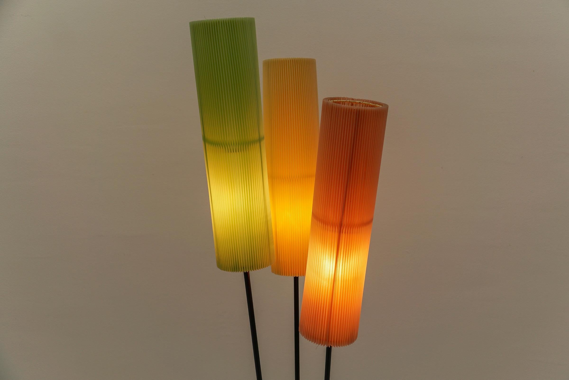 Dreibein-Stehleuchte mit plissiertem Blind-Lampenschirm Mid-Century Modern, 1960er Jahre im Angebot 4