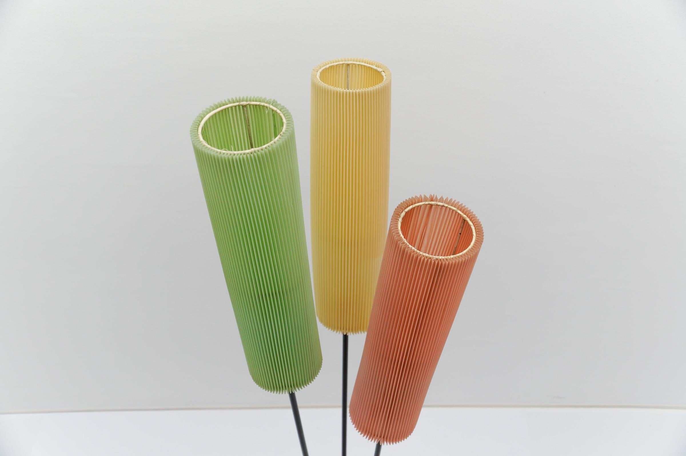 Dreibein-Stehleuchte mit plissiertem Blind-Lampenschirm Mid-Century Modern, 1960er Jahre im Angebot 5