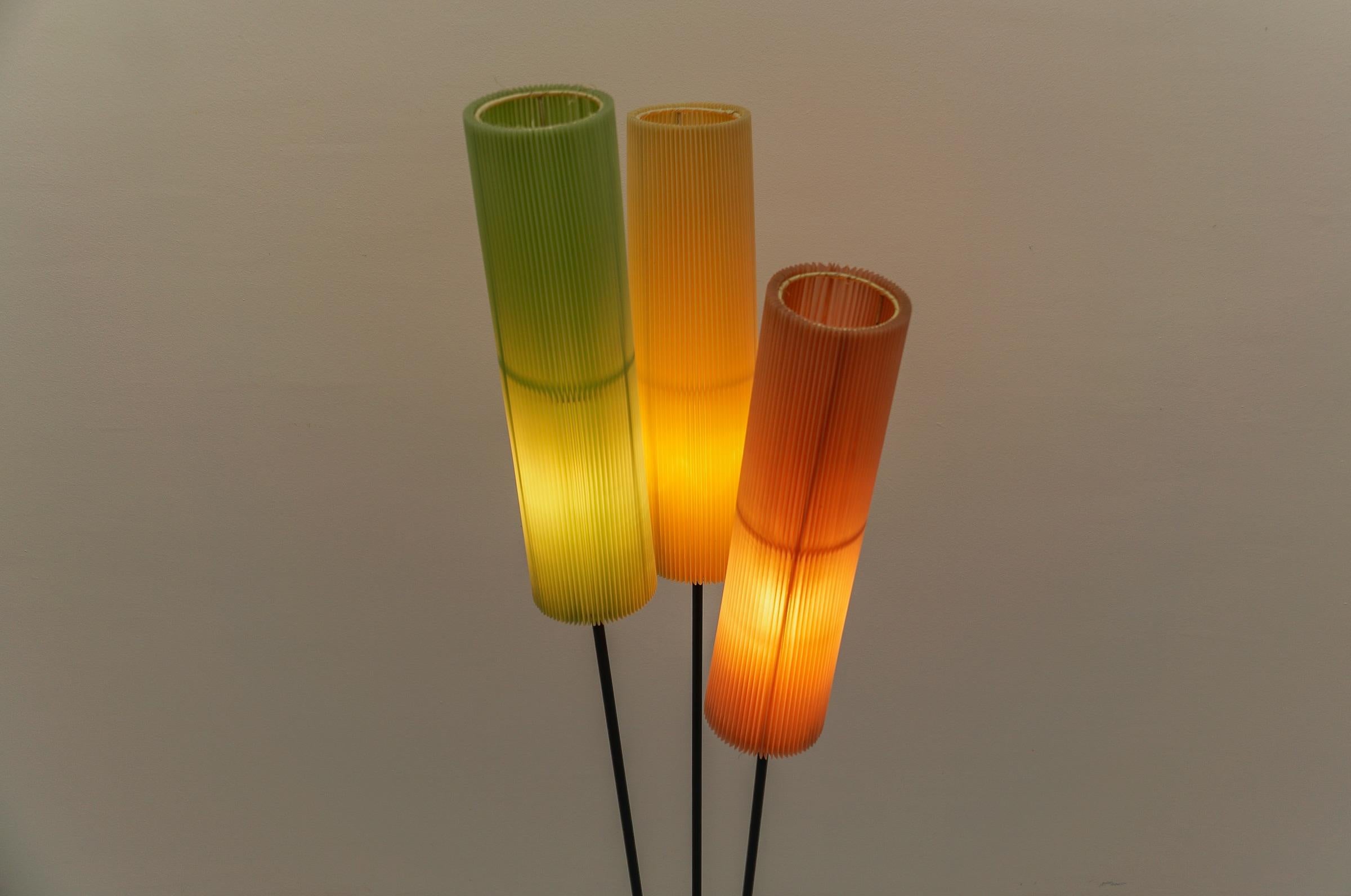Dreibein-Stehleuchte mit plissiertem Blind-Lampenschirm Mid-Century Modern, 1960er Jahre im Angebot 6