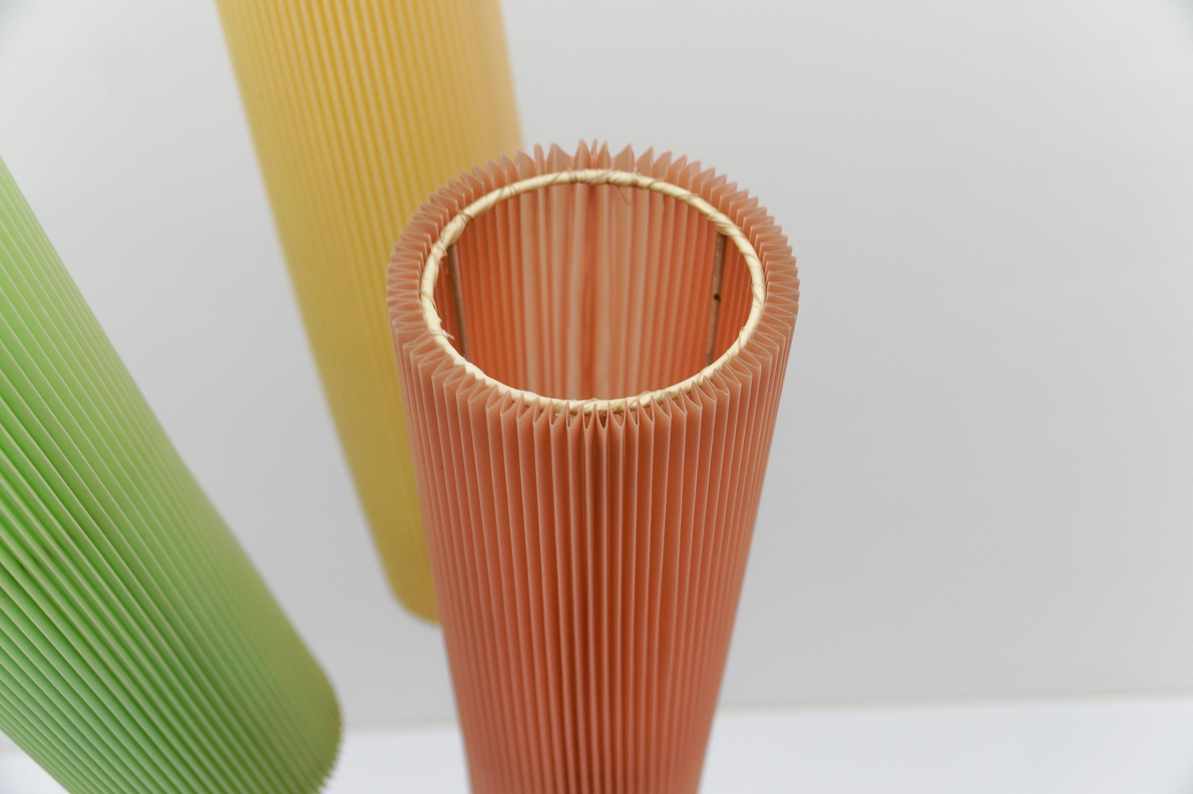 Dreibein-Stehleuchte mit plissiertem Blind-Lampenschirm Mid-Century Modern, 1960er Jahre im Angebot 7