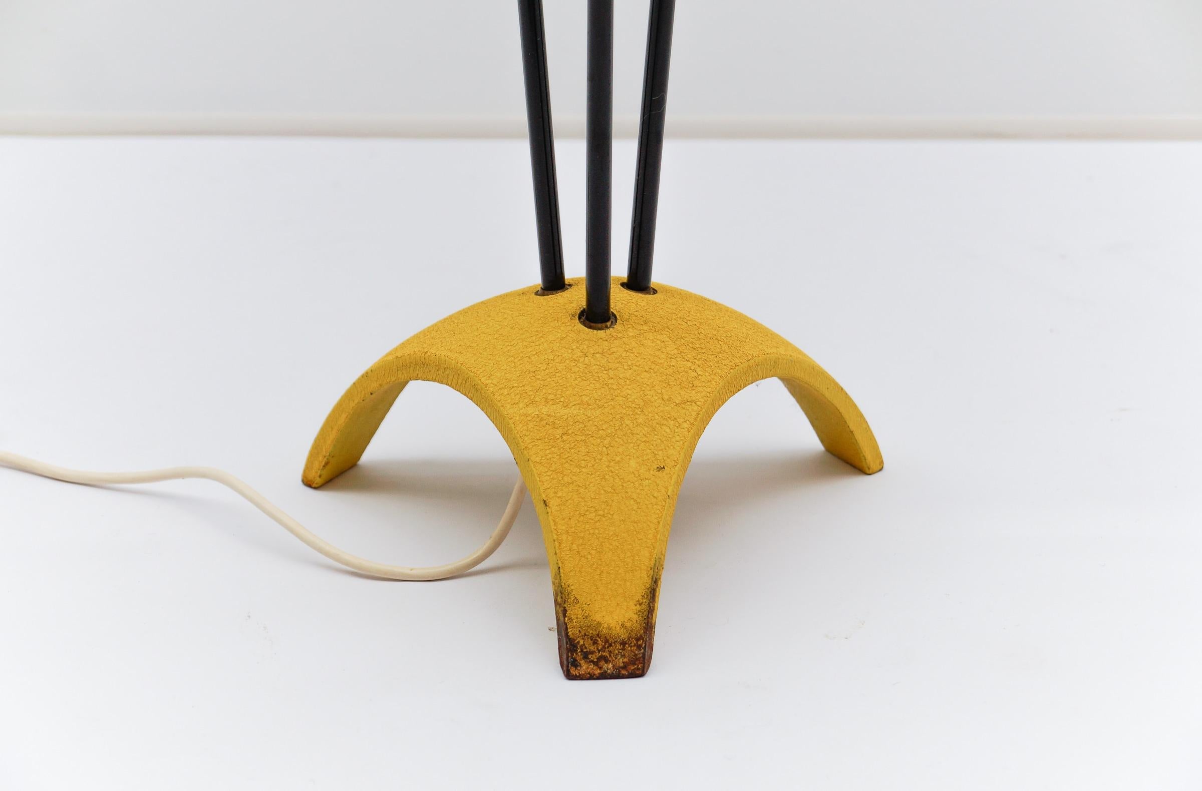 Dreibein-Stehleuchte mit plissiertem Blind-Lampenschirm Mid-Century Modern, 1960er Jahre im Angebot 9