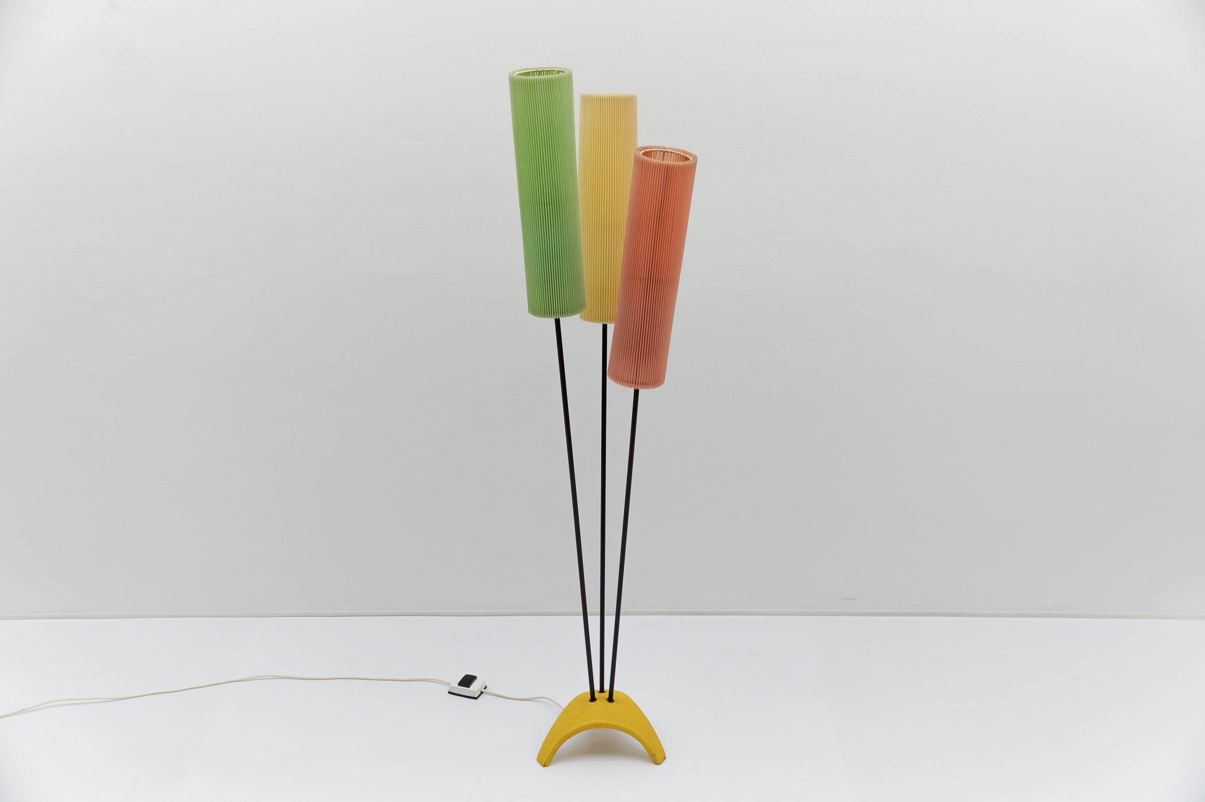 Dreibein-Stehleuchte mit plissiertem Blind-Lampenschirm Mid-Century Modern, 1960er Jahre (Deutsch) im Angebot