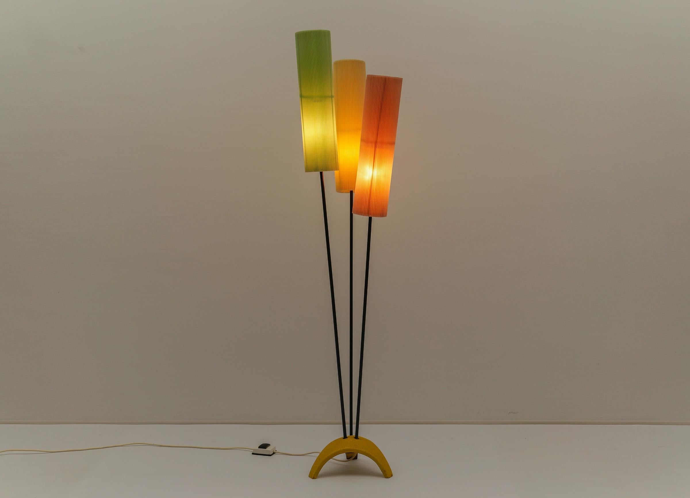 Dreibein-Stehleuchte mit plissiertem Blind-Lampenschirm Mid-Century Modern, 1960er Jahre im Zustand „Gut“ im Angebot in Nürnberg, Bayern