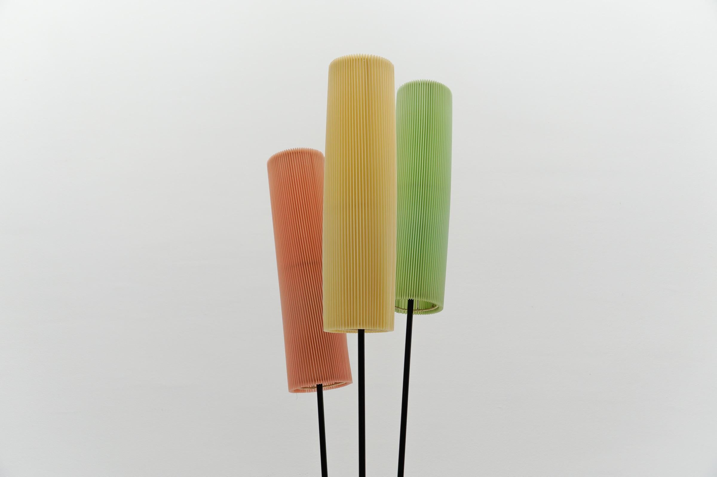 Dreibein-Stehleuchte mit plissiertem Blind-Lampenschirm Mid-Century Modern, 1960er Jahre (Mitte des 20. Jahrhunderts) im Angebot