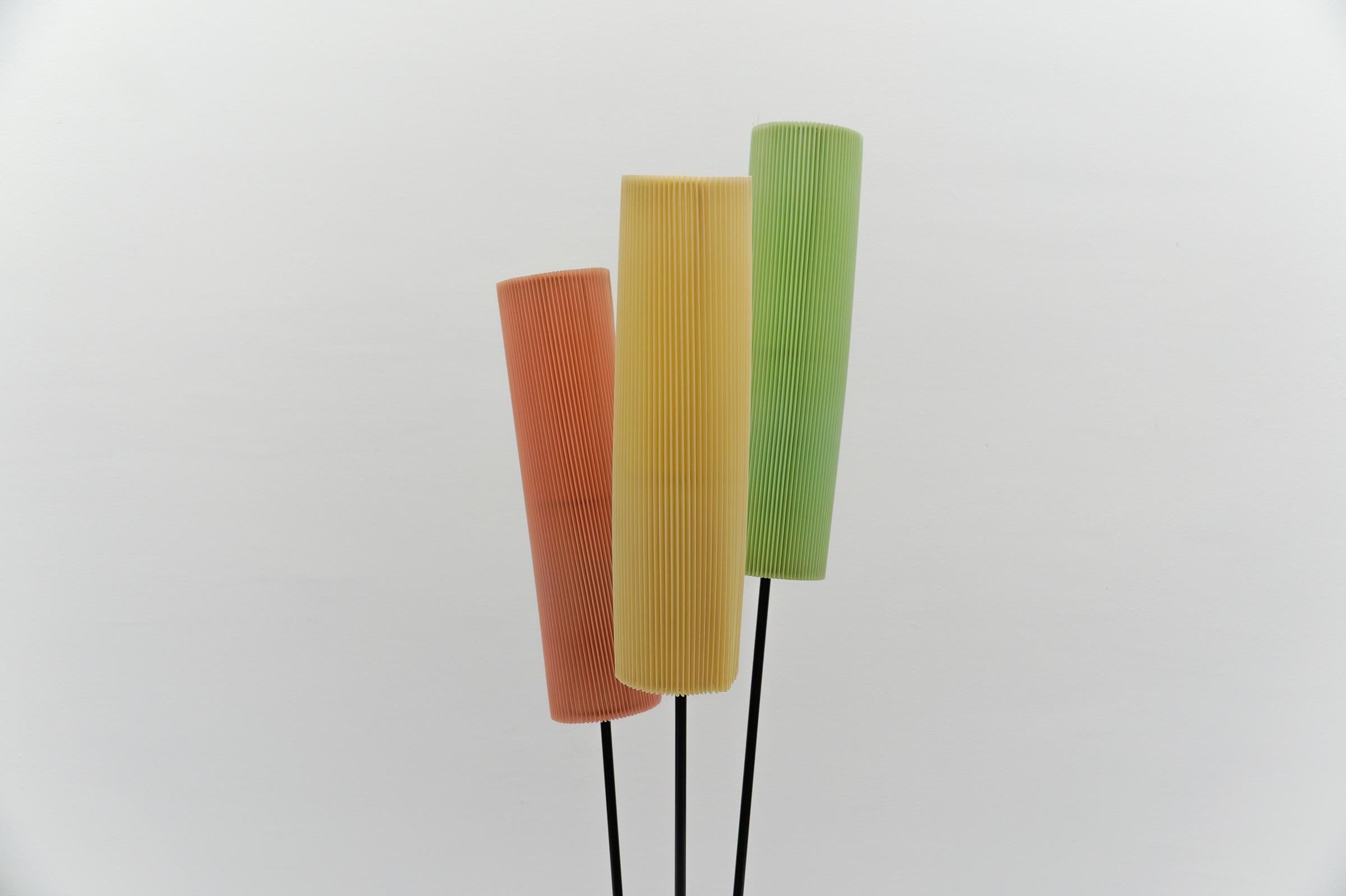 Dreibein-Stehleuchte mit plissiertem Blind-Lampenschirm Mid-Century Modern, 1960er Jahre (Metall) im Angebot