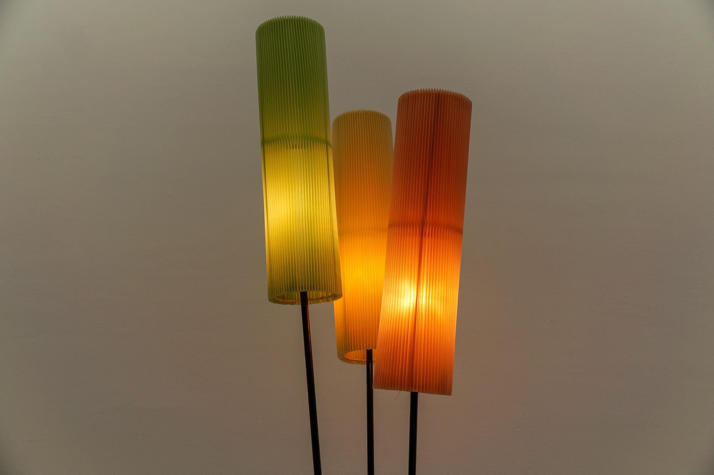 Dreibein-Stehleuchte mit plissiertem Blind-Lampenschirm Mid-Century Modern, 1960er Jahre im Angebot 1