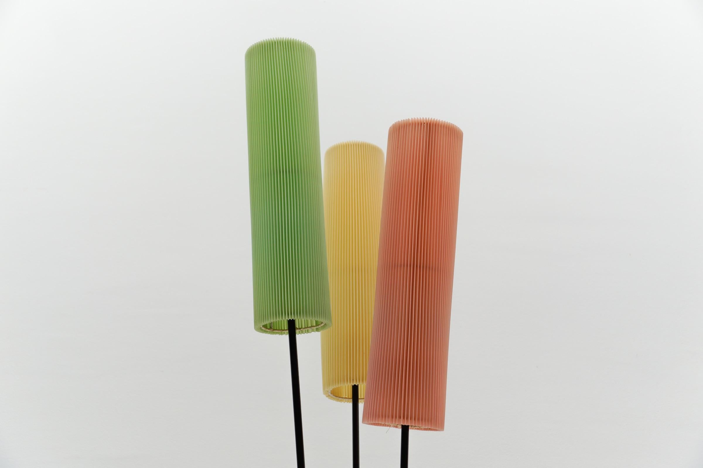 Dreibein-Stehleuchte mit plissiertem Blind-Lampenschirm Mid-Century Modern, 1960er Jahre im Angebot 2