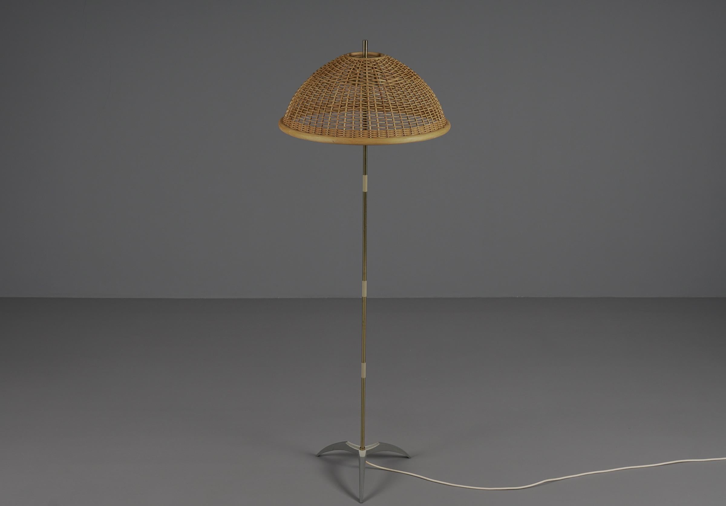 Tripod Floor Lamp with Rattan Shade, 1950s Italy In Good Condition For Sale In Nürnberg, Bayern