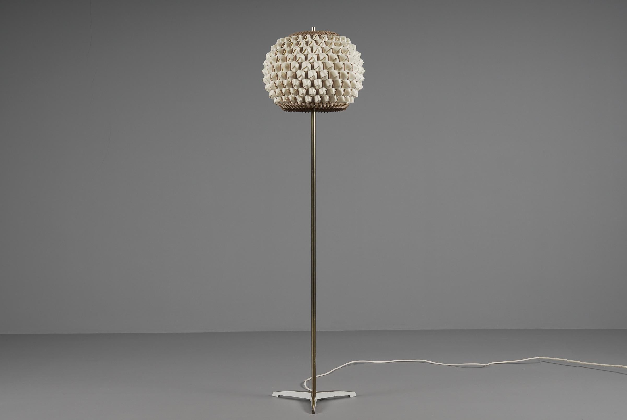 Mid-Century Modern Tripod Floor Lamp with Wicker Lamp Shade, 1950s Italy For Sale