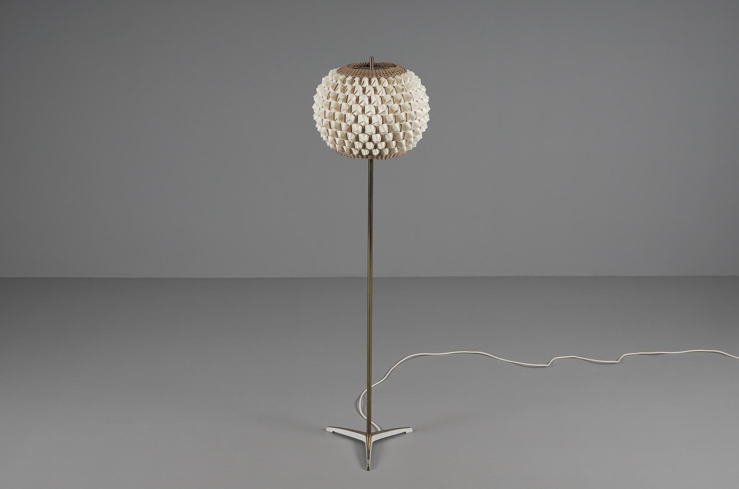 Tripod Floor Lamp with Wicker Lamp Shade, 1950s Italy In Good Condition For Sale In Nürnberg, Bayern
