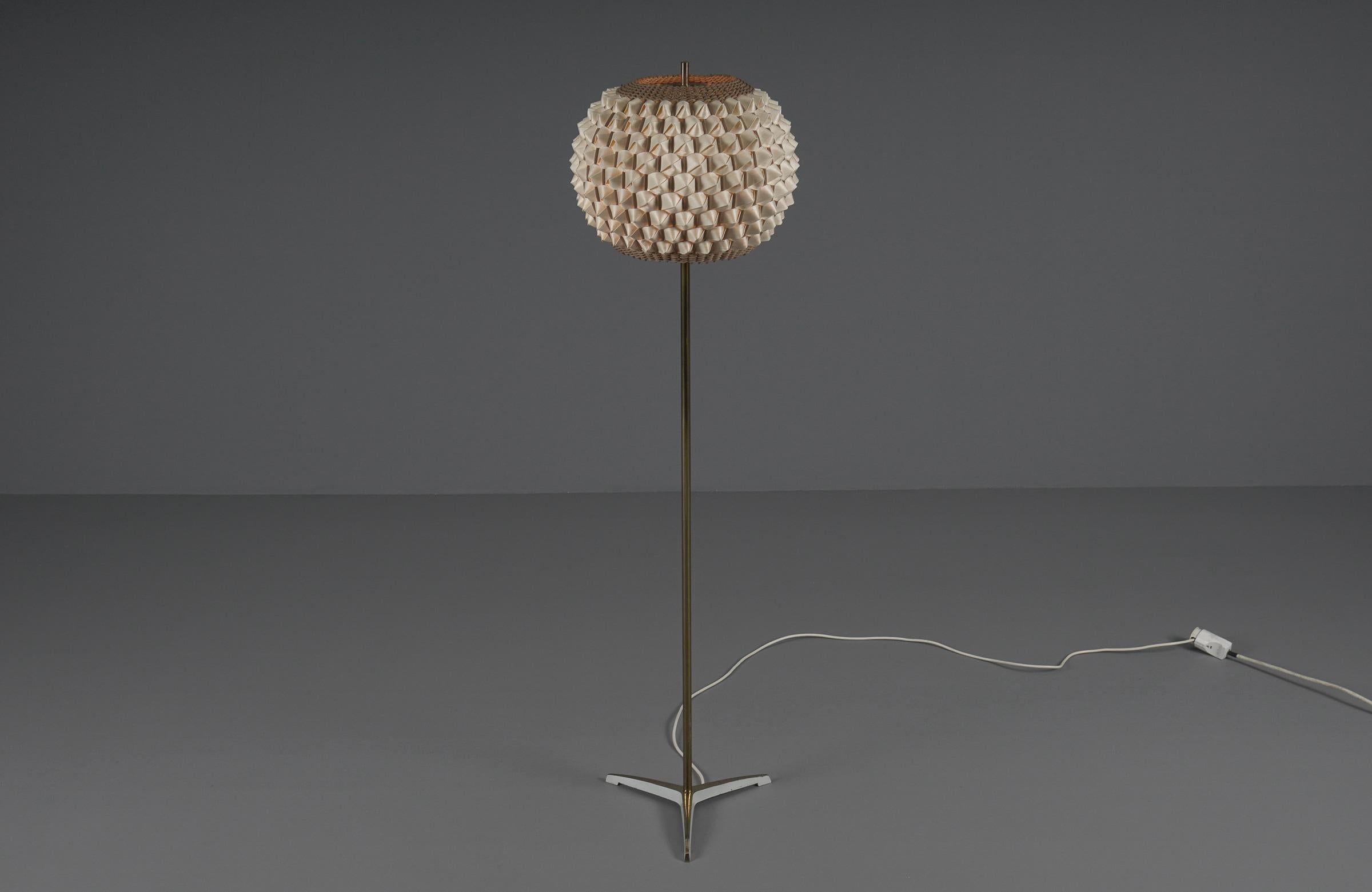 Mid-20th Century Tripod Floor Lamp with Wicker Lamp Shade, 1950s Italy For Sale
