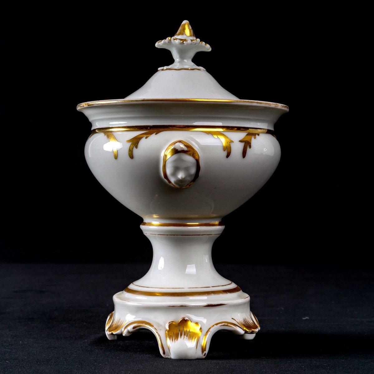 Napoleon III Tripod Fruit Bowl with Lid, Paris Porcelain, 18th Century For Sale