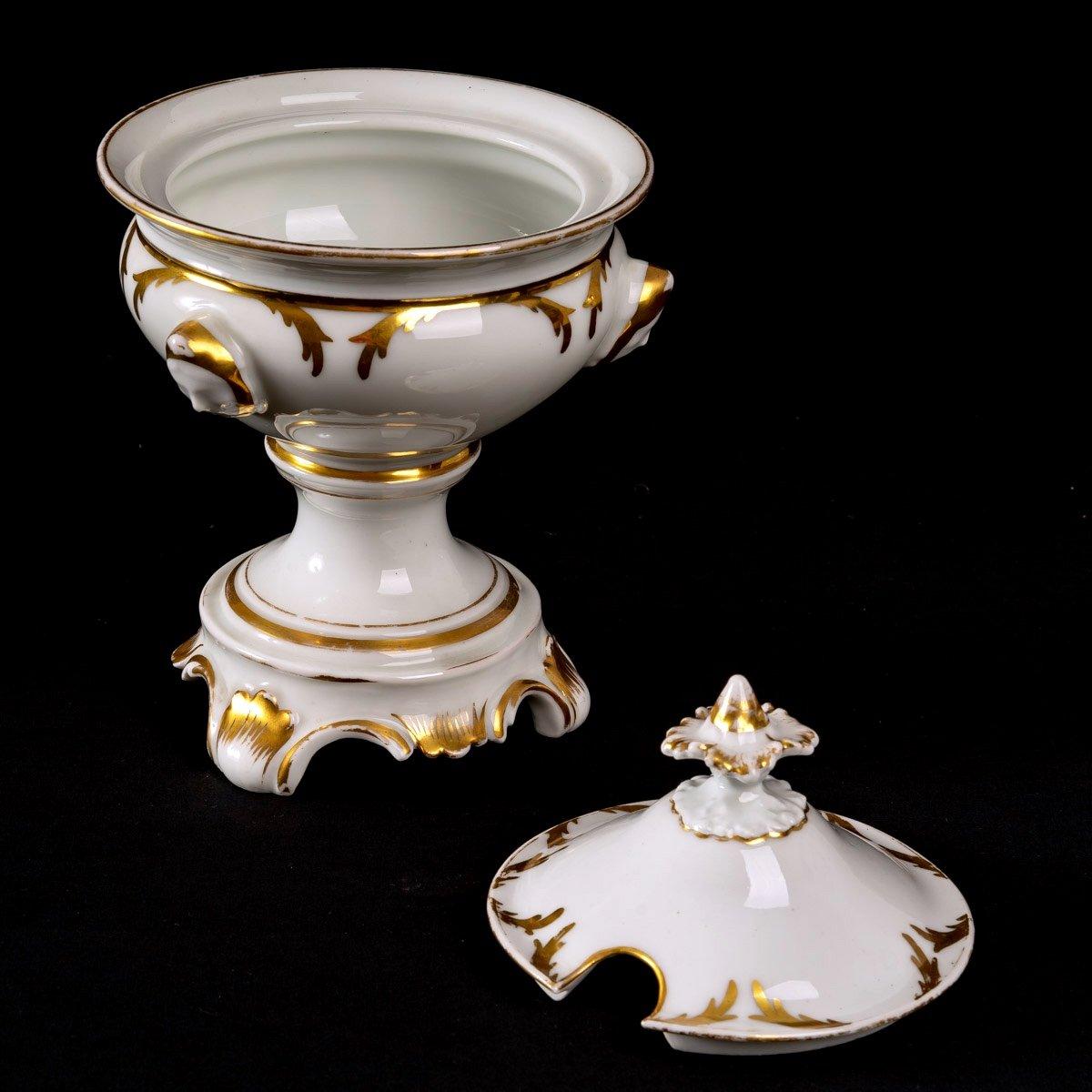 Tripod Fruit Bowl with Lid, Paris Porcelain, 18th Century For Sale 1