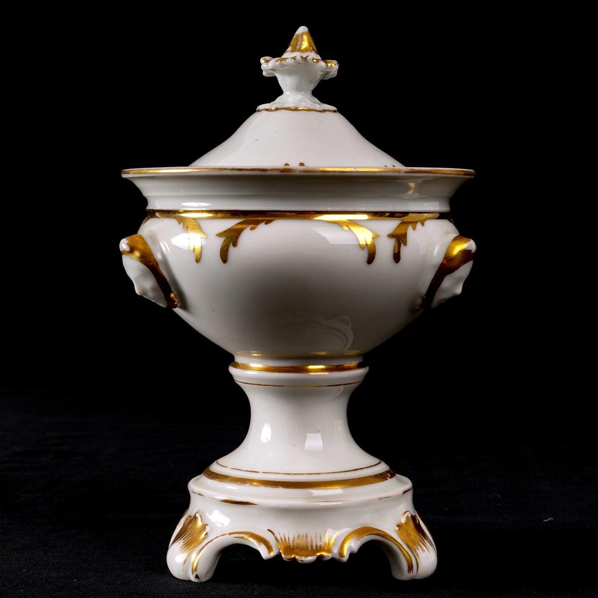 Tripod Fruit Bowl with Lid, Paris Porcelain, 18th Century For Sale 2