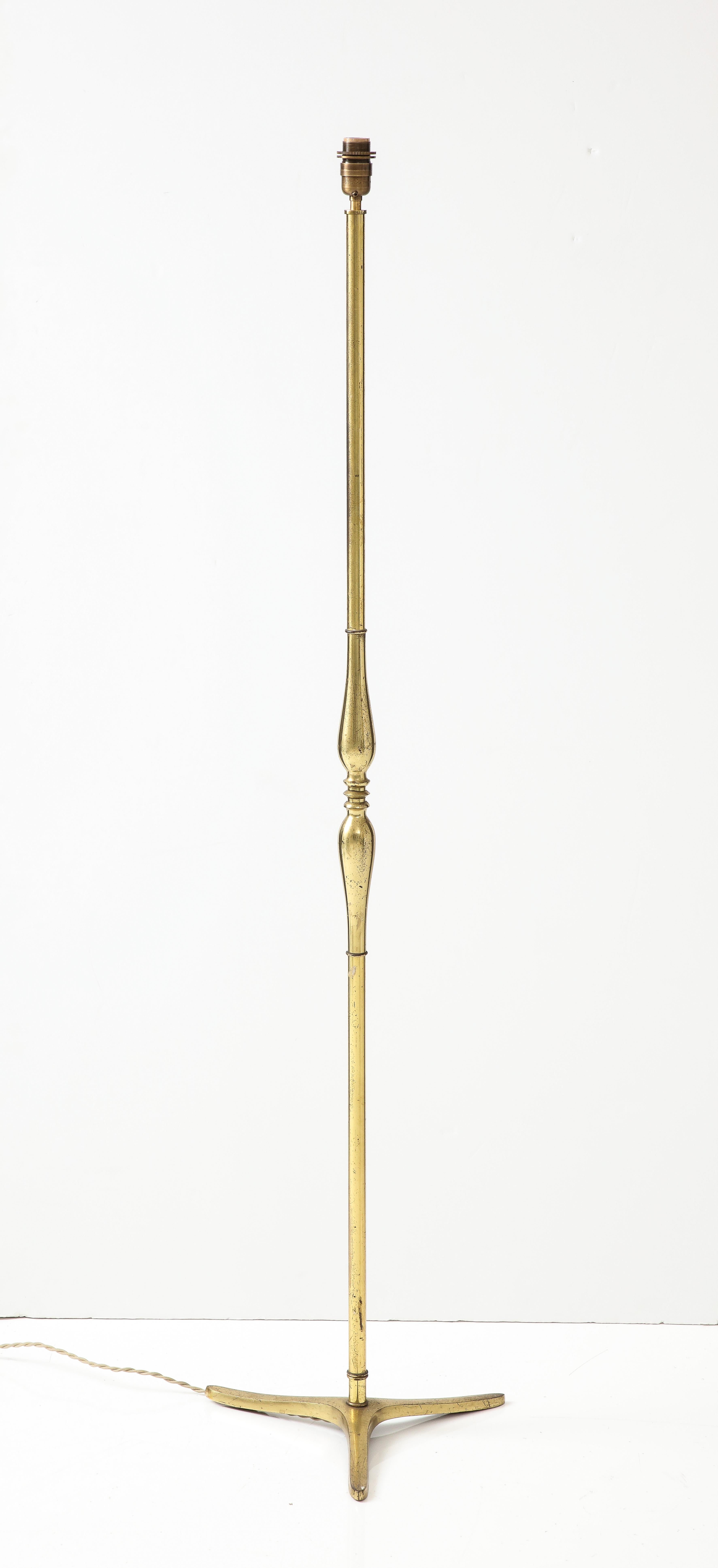 Elegant tripod gilt bronze floor lamp attributed to Riccardo Scarpa. Italy 1950s. Patinated bronze.
Rewired for use in the US.