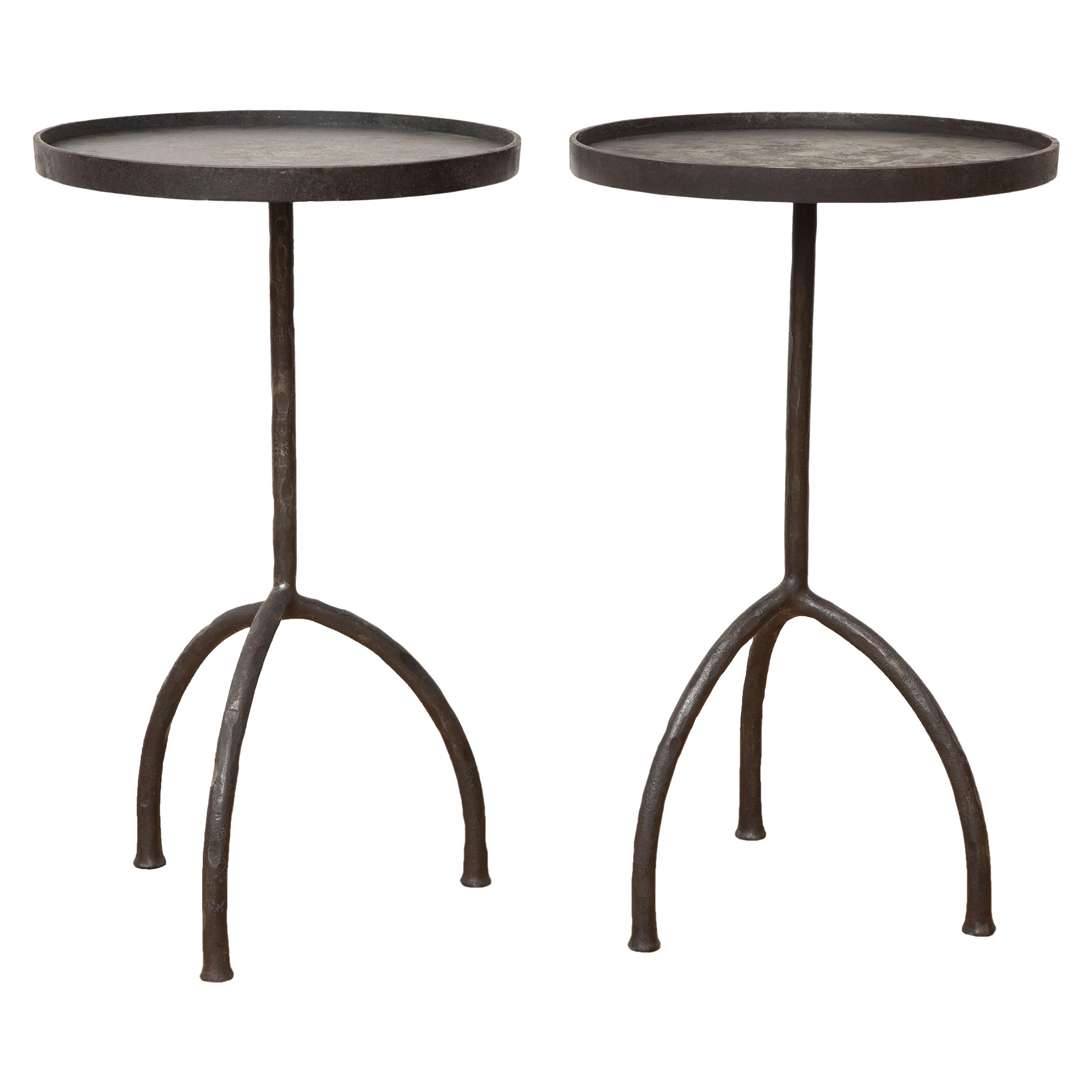 Tables d'appoint ou de boissons à trois pieds forgées à la main, en stock