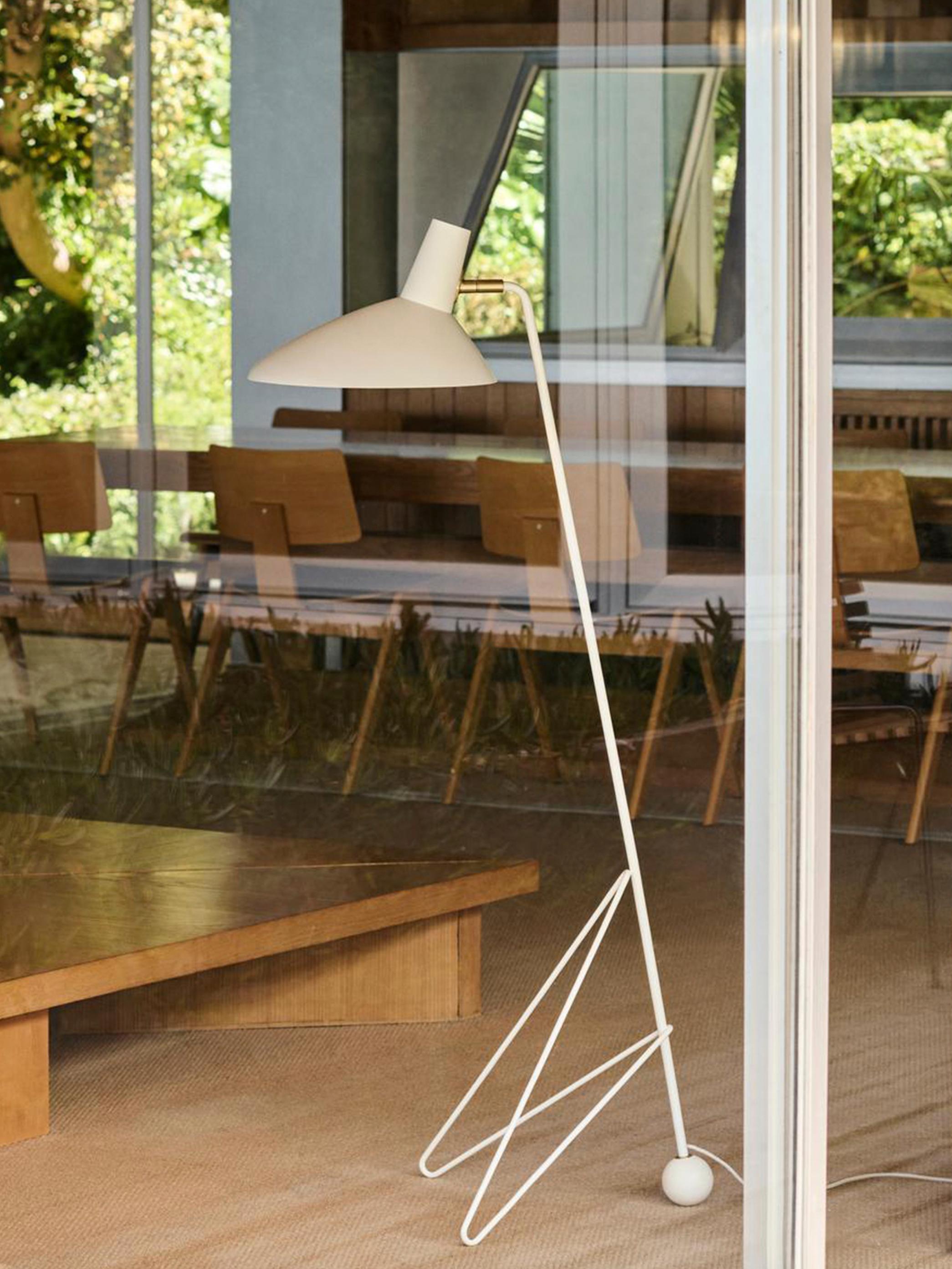 Lámpara de pie Tripod HM8, blanco mate by Hvidt & Mølgaard for &Tradition Escandinavo moderno en venta