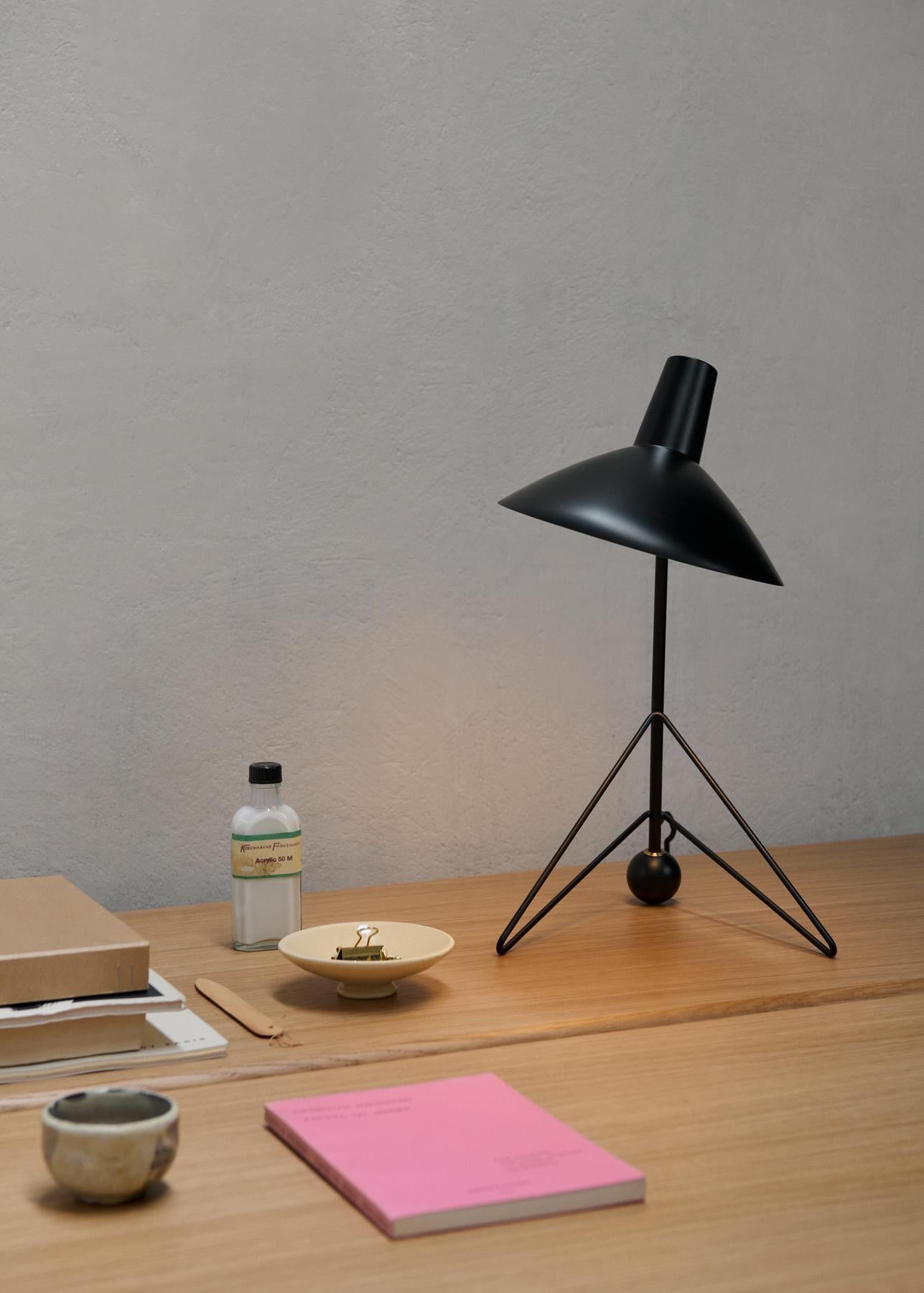 Tripod HM9 Table Lamp, Black by Hvidt & Mølgaard for and Tradition For Sale 1