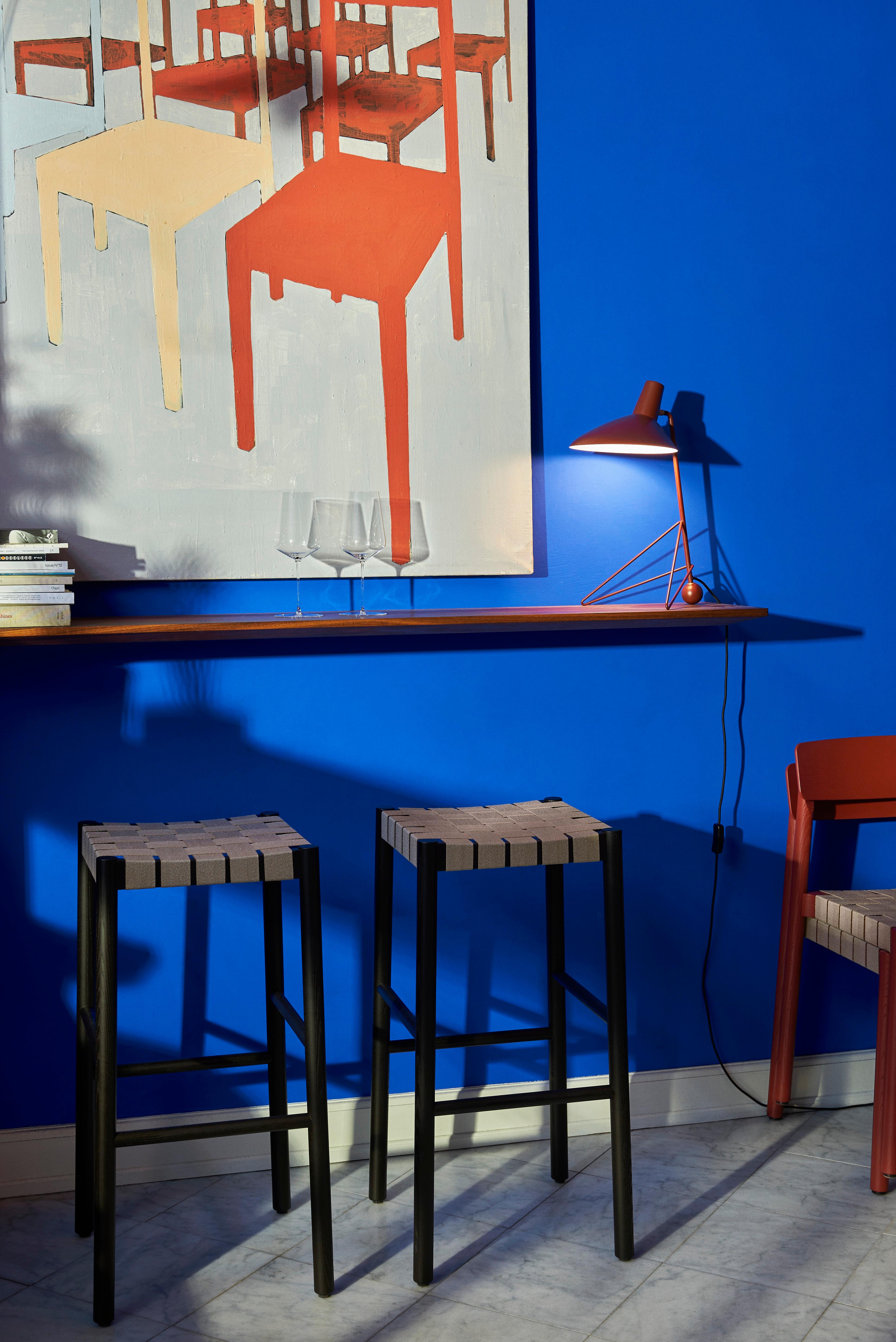 Après le succès de son lampadaire, &Tradition a élargi la série Tripod en y ajoutant une lampe de table au même design intemporel. 
Tripod, une lampe de table construite en acier revêtu de poudre avec des détails en laiton, reflète le minimalisme