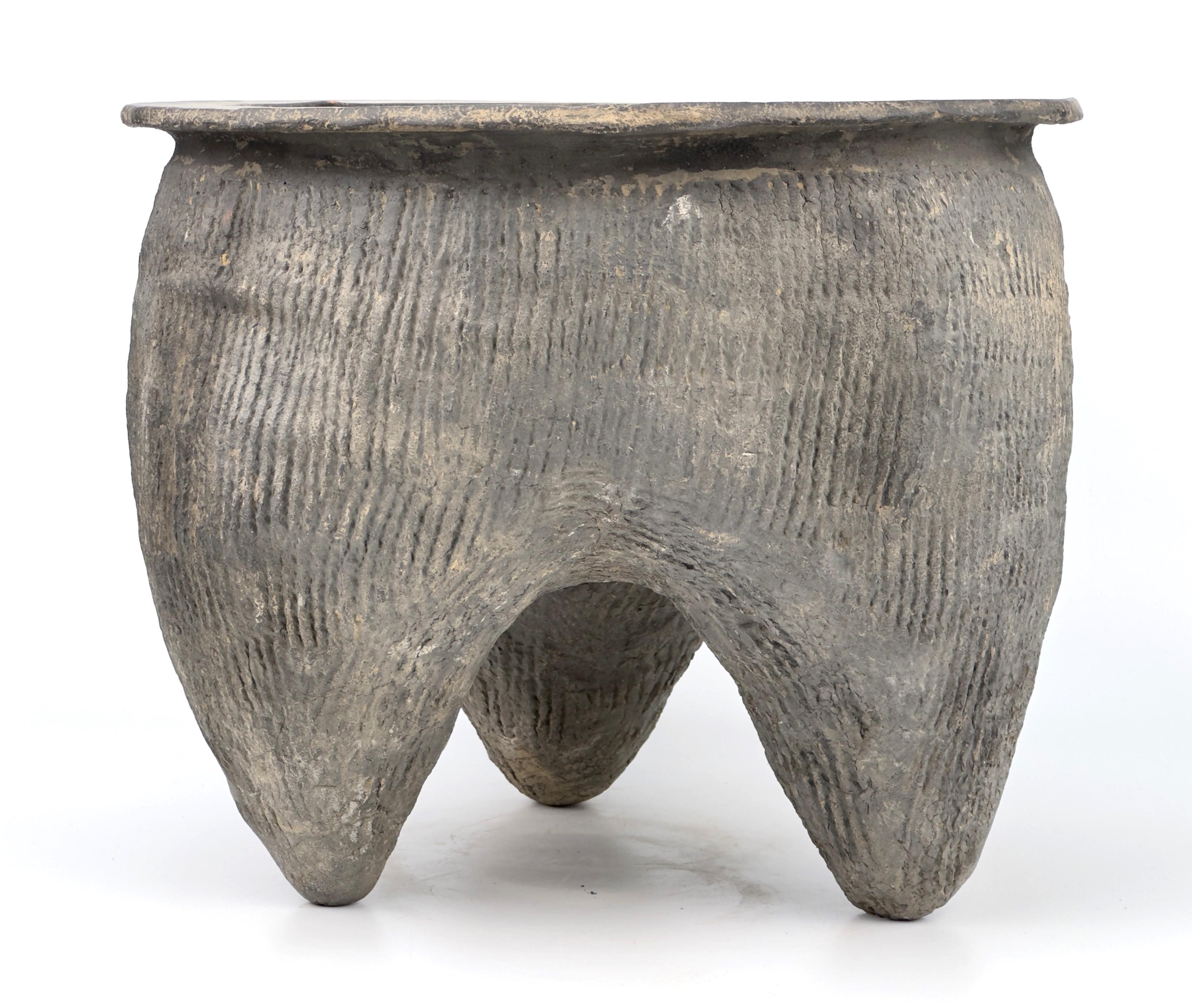 Tripod in the shape of a bronze vessel li, Zhou or Shang dynasty For Sale 5