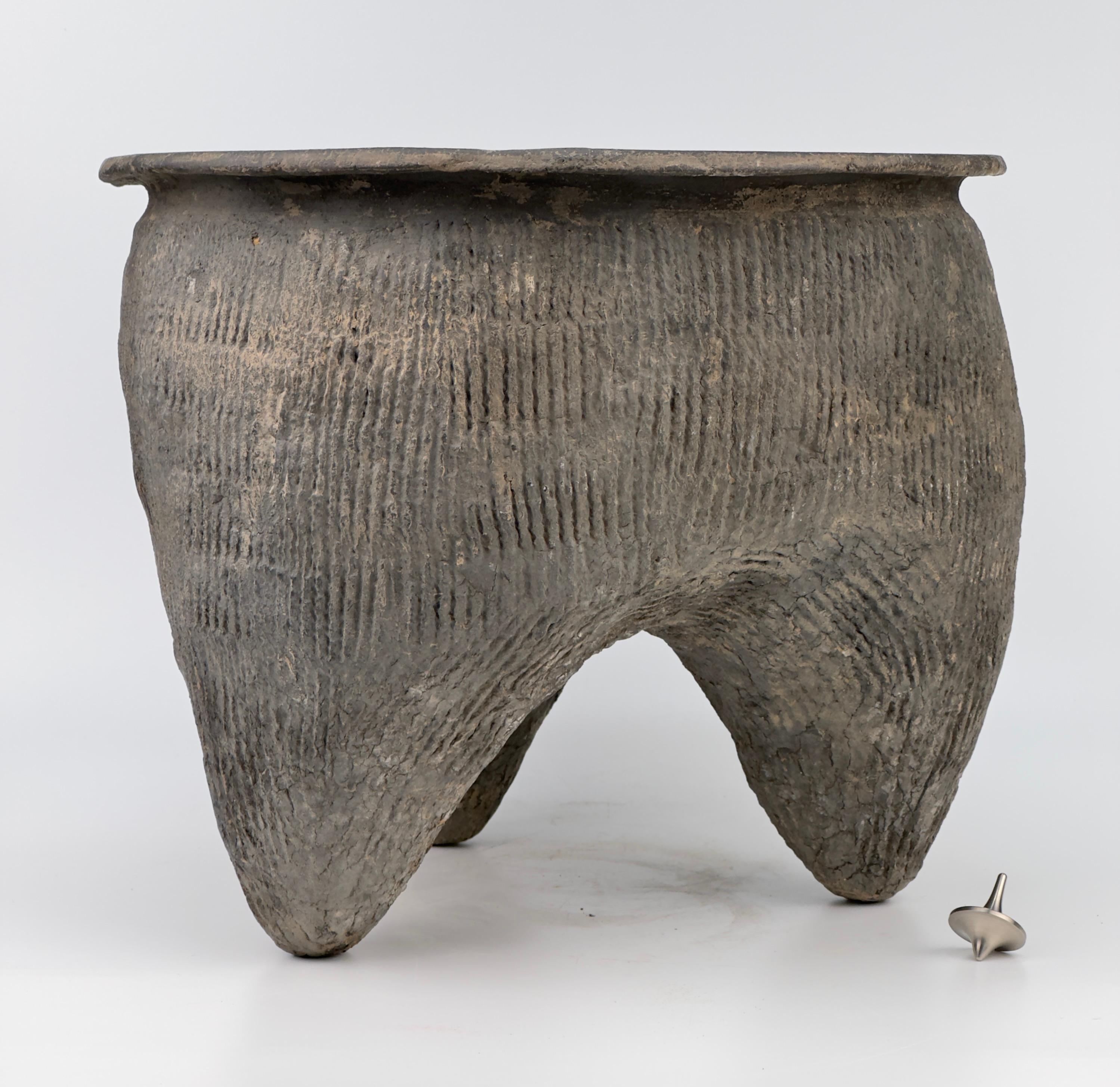 Tripod in the shape of a bronze vessel li, Zhou or Shang dynasty In Good Condition For Sale In seoul, KR