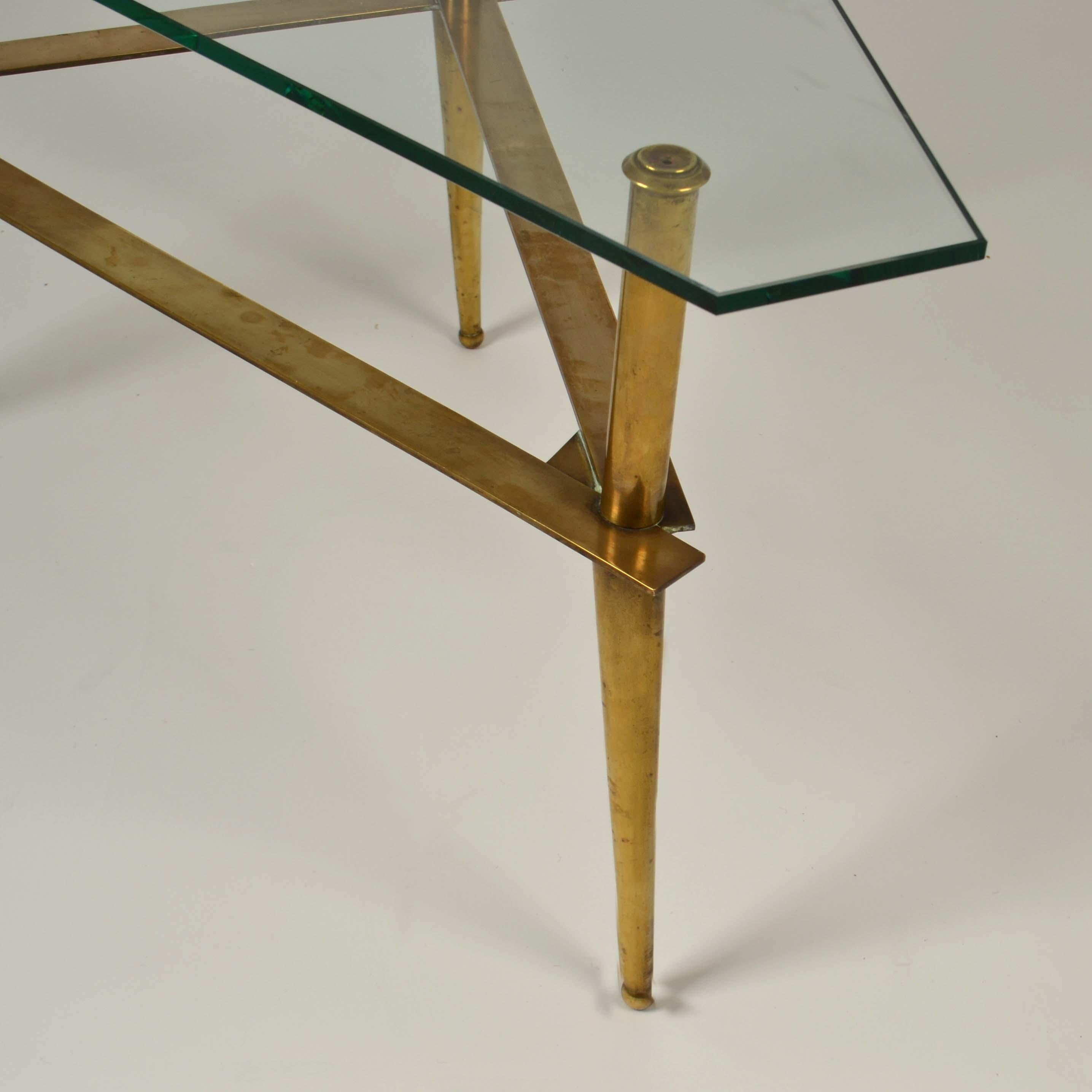 Modernistischer dreieckiger italienischer Beistelltisch aus Messing und Glas aus den 1950er Jahren auf konischen Dreibeinbeinen mit eleganten Kugelfüßen. Die 8 mm dicke Glasplatte ist nach der ursprünglichen Form neu geschliffen und gehärtet worden.