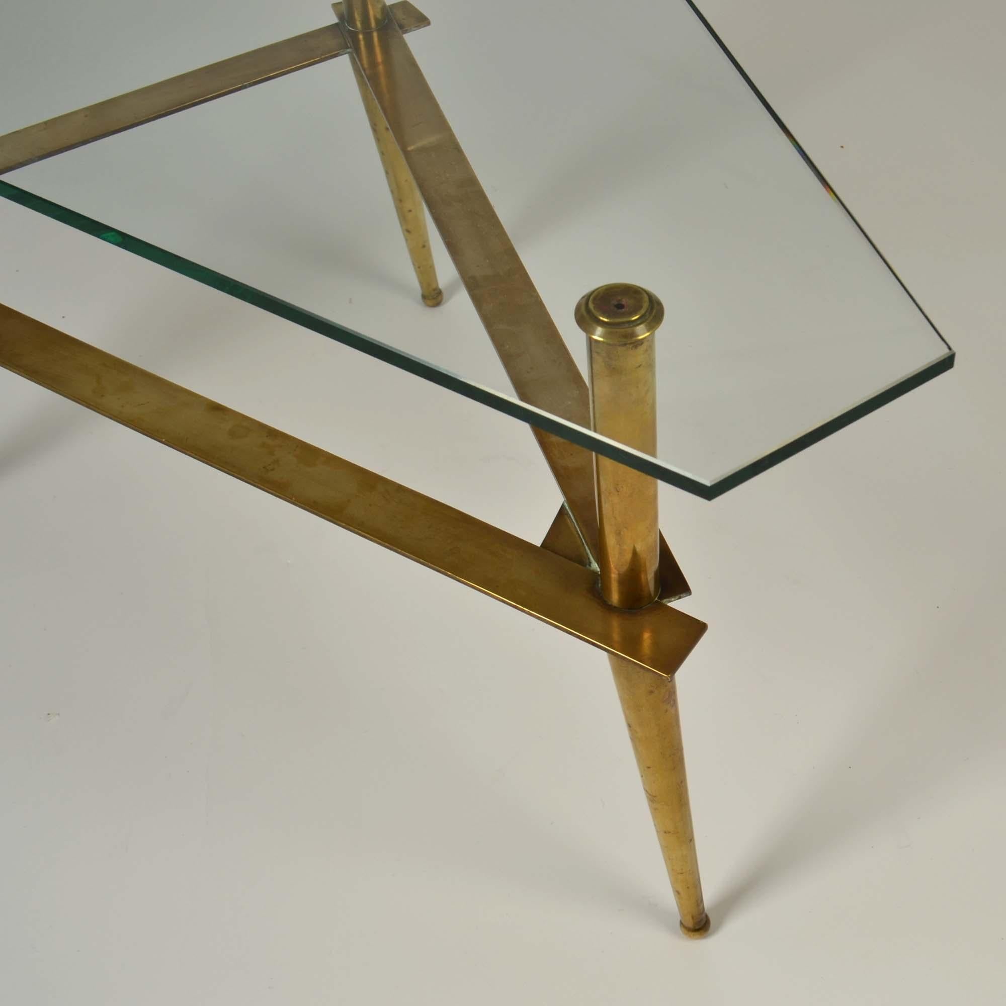 Dreibeiniger italienischer Couchtisch aus Messing und Glas aus den 1950er Jahren (Moderne der Mitte des Jahrhunderts) im Angebot
