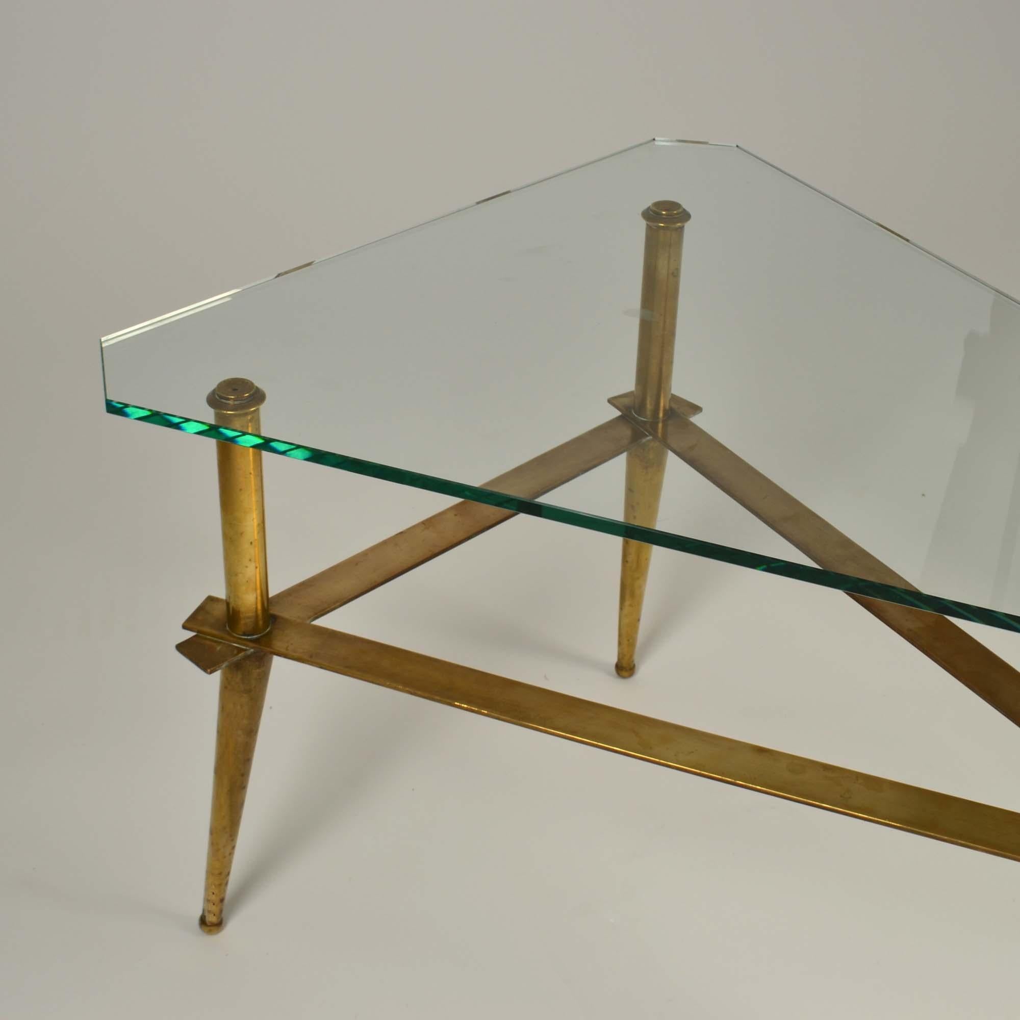 Dreibeiniger italienischer Couchtisch aus Messing und Glas aus den 1950er Jahren (Italienisch) im Angebot
